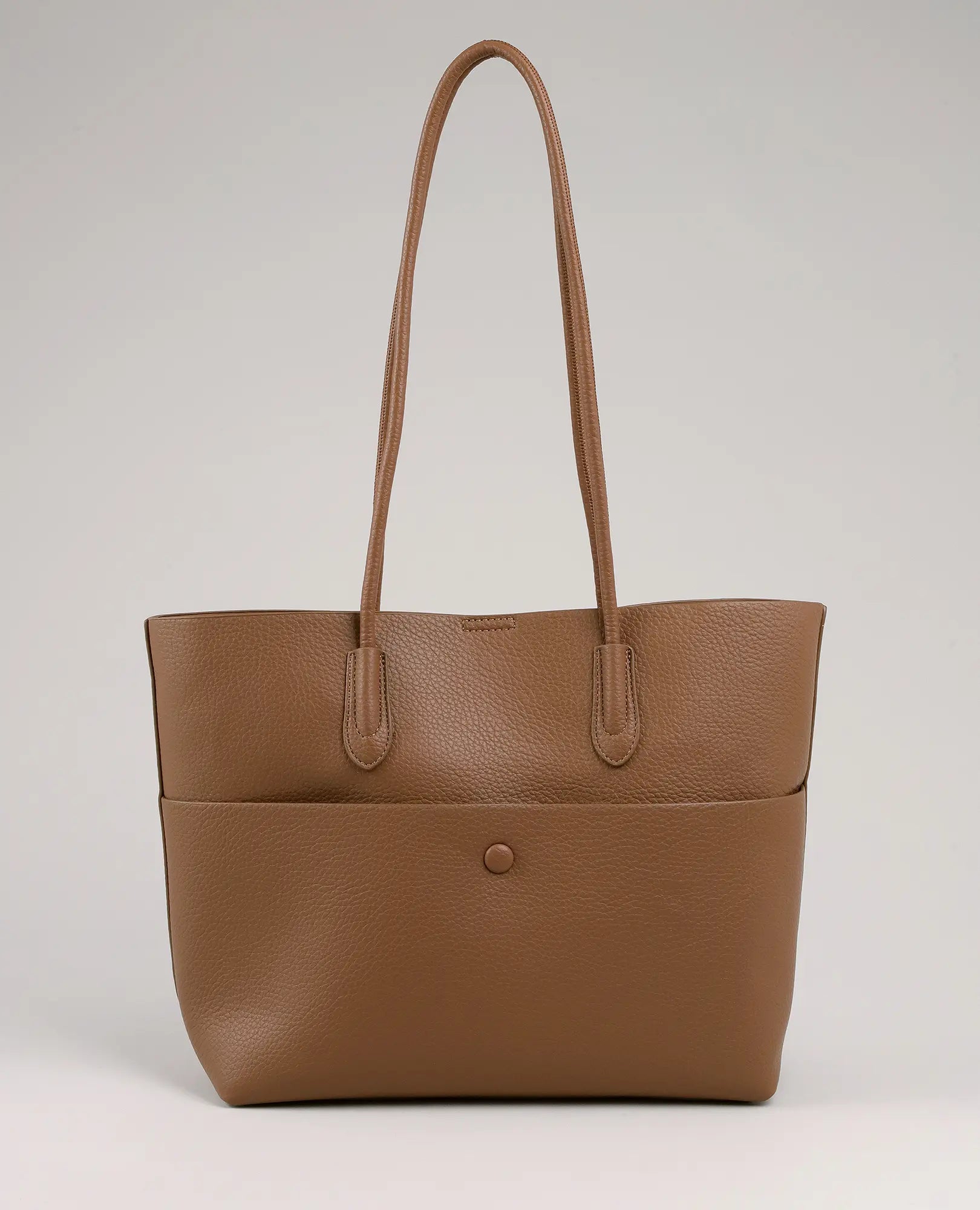 תיק צד קלאסי גדול מדגם "אריאנה" של B-Unique Bags, דמוי עור חום עם ידיות ארוכות וכיס קדמי, מוצג על רקע בהיר.