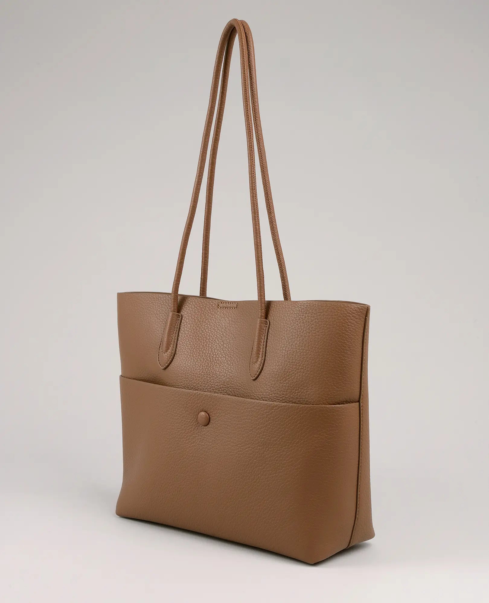 תיק צד קלאסי גדול מדגם "אריאנה" של B-Unique Bags בגוון חום עם ידיות ארוכות וכיס קדמי, על רקע בהיר.