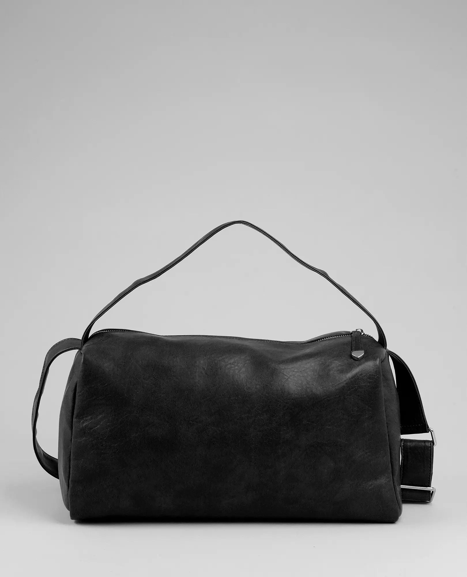 תיק צד רך מדגם "ונסה" של B-Unique Bags, מעור סינתטי שחור, עם ידית עליונה ורצועת כתף מתכווננת, על רקע אפור.