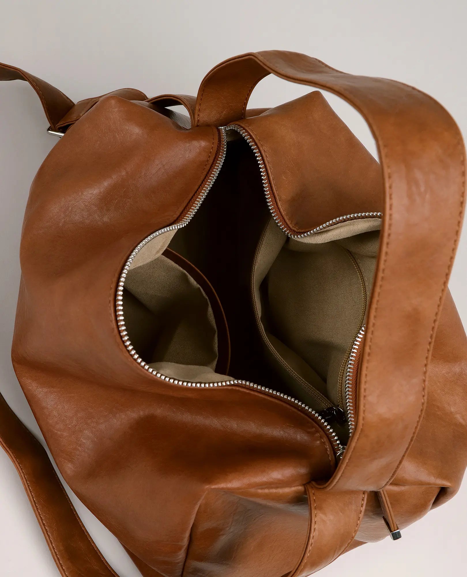 תיק צד רך מדגם "ונסה" מבית B-Unique Bags, דמוי עור חום עם בטנה מבד בז', מושלם לשימוש יומיומי.