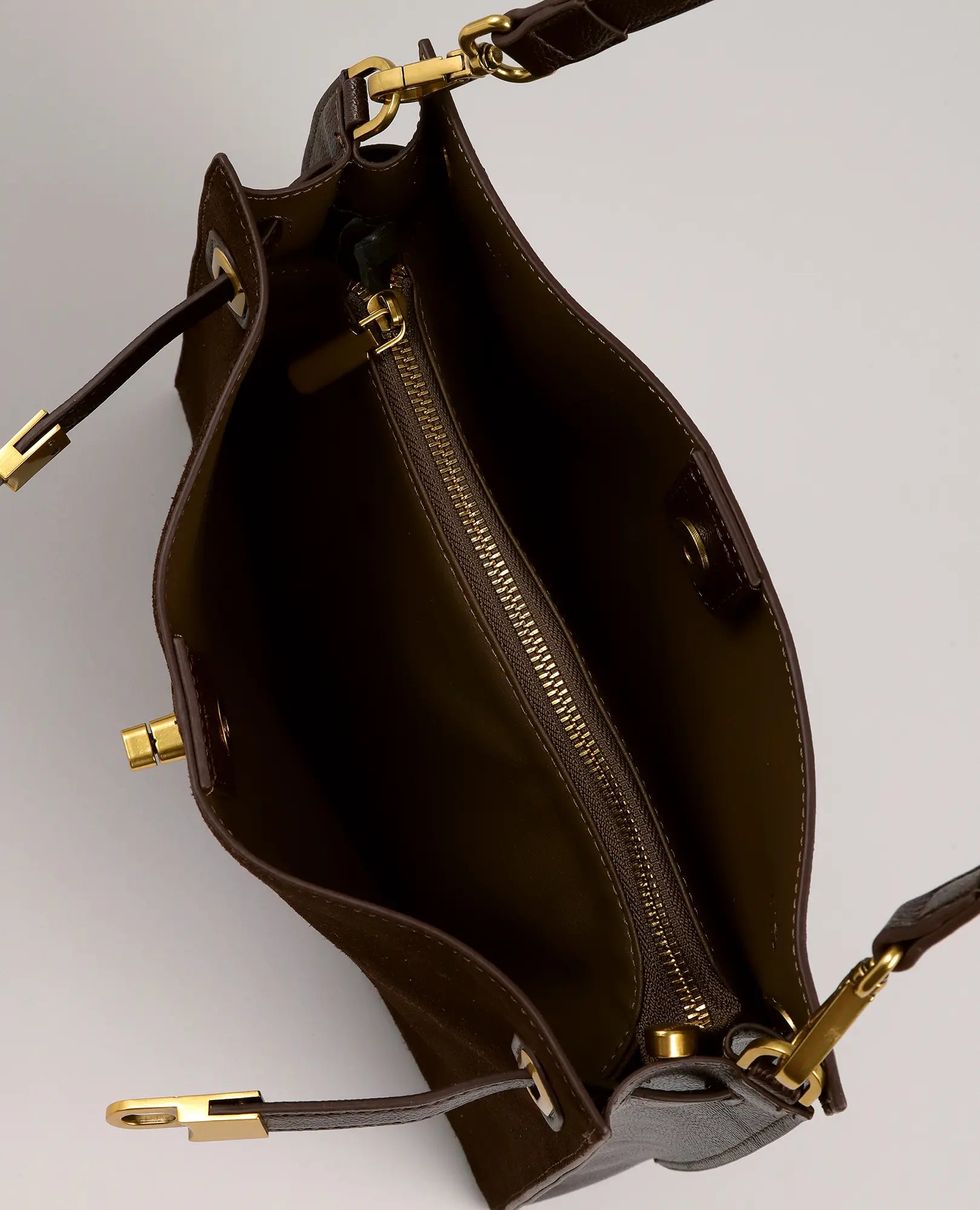 מבט מלמעלה על תיק הצד "אלכס" מבית B-Unique Bags, עם אביזרי מתכת מוזהבים ותא מרכזי עם רוכסן.