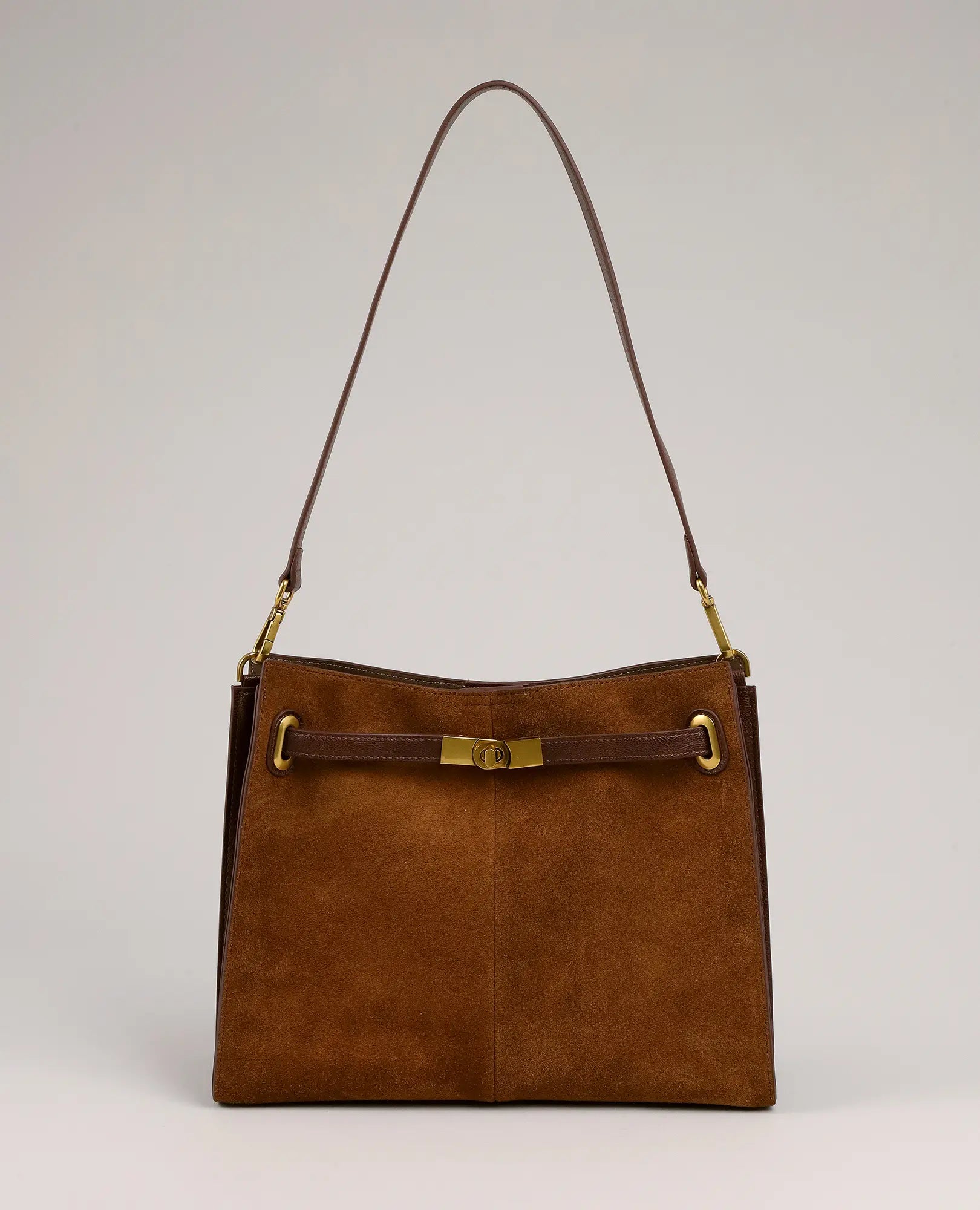 תיק צד אלכסוני בצבע קאמל מבית B-Unique Bags עם אבזם זהב ורצועה אחת, מוצג על רקע בהיר.