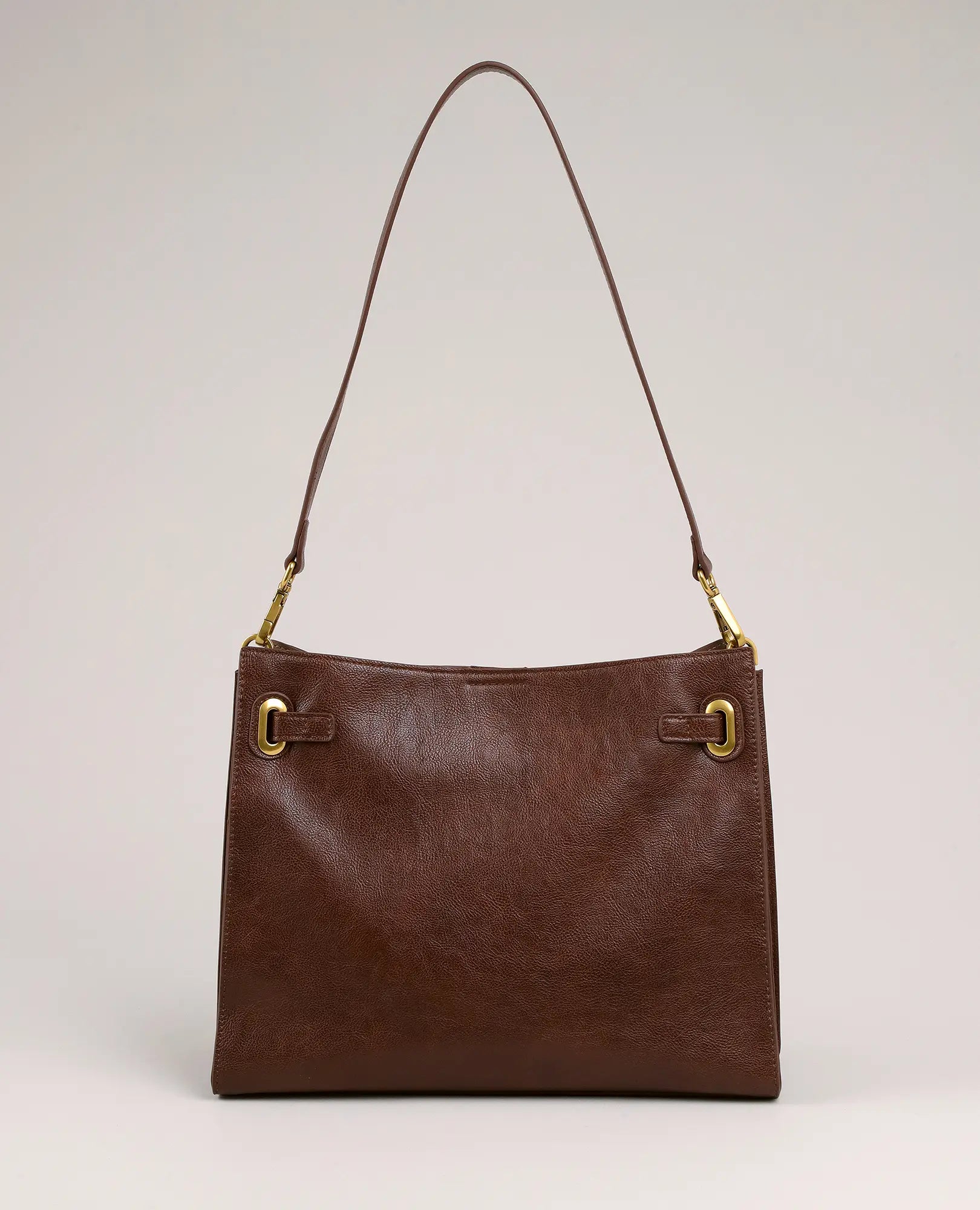 תיק צד - "אלכס" מבית B-Unique Bags, דמוי עור חום עם אבזמי זהב, בעיצוב מלבני וידית אחת, מוצג על רקע ניטרלי.