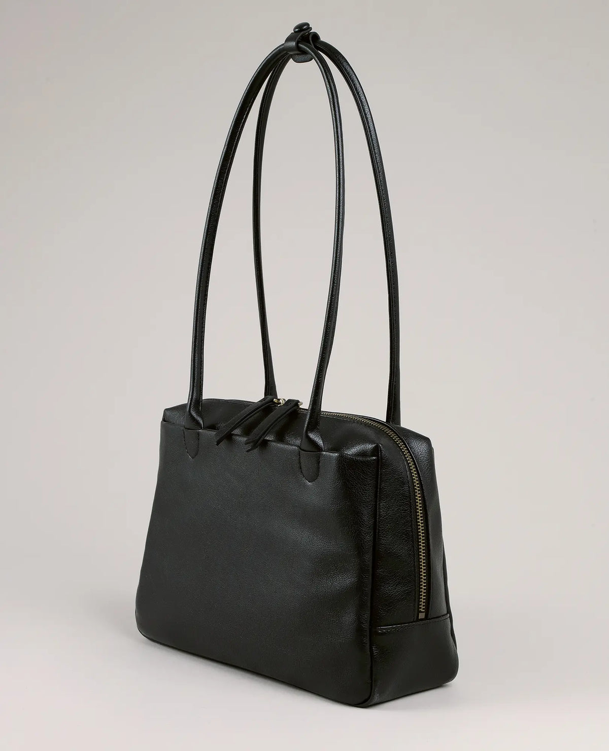 תיק צד קדמי שחור מבית B-Unique Bags, מושלם לשילוב עם נעלי נשים.