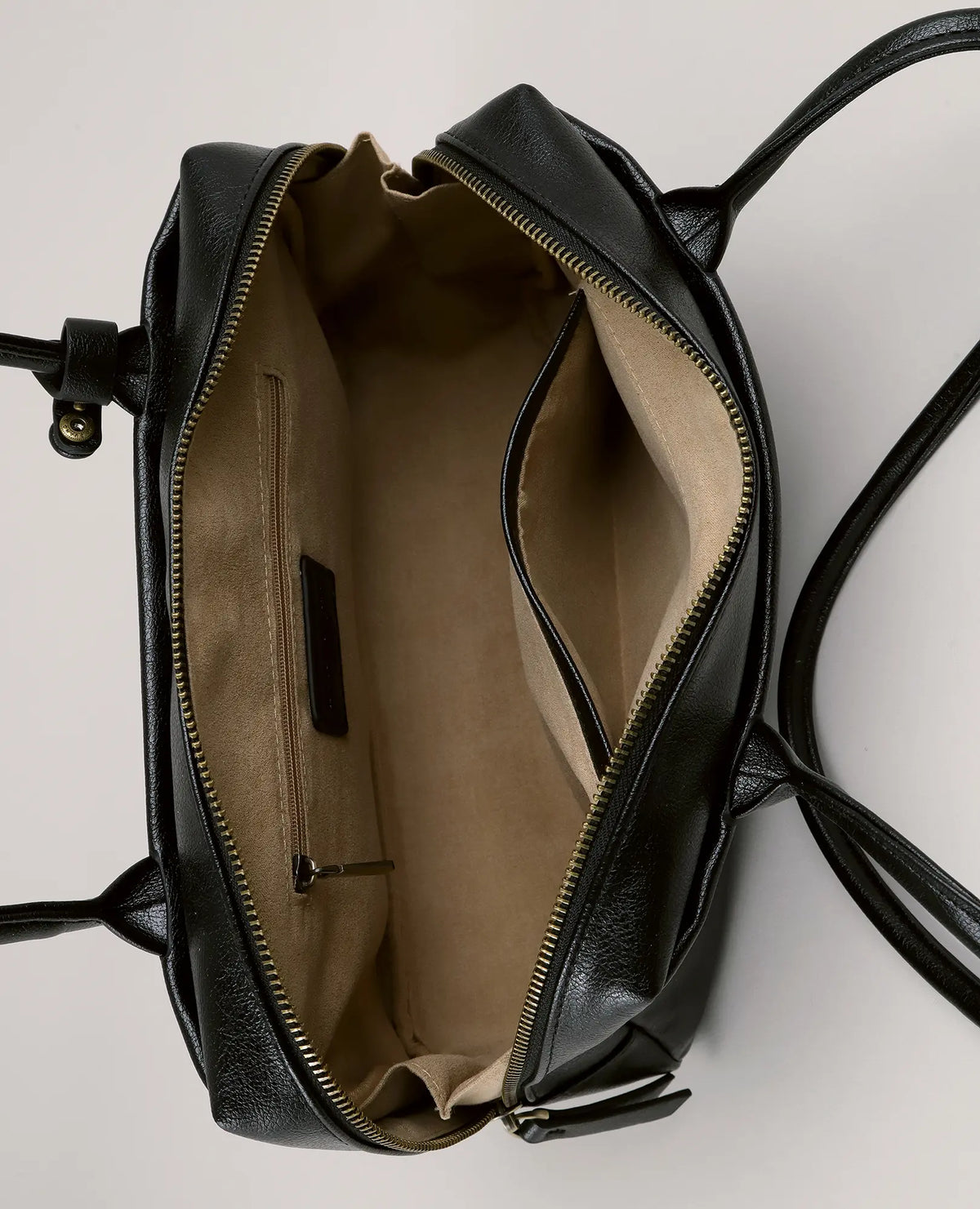 מבט מלמעלה על תיק צד קדמי מבית B-Unique Bags, מעור שחור עם פנים בצבע חום בהיר, כיסים ותא עם רוכסן.