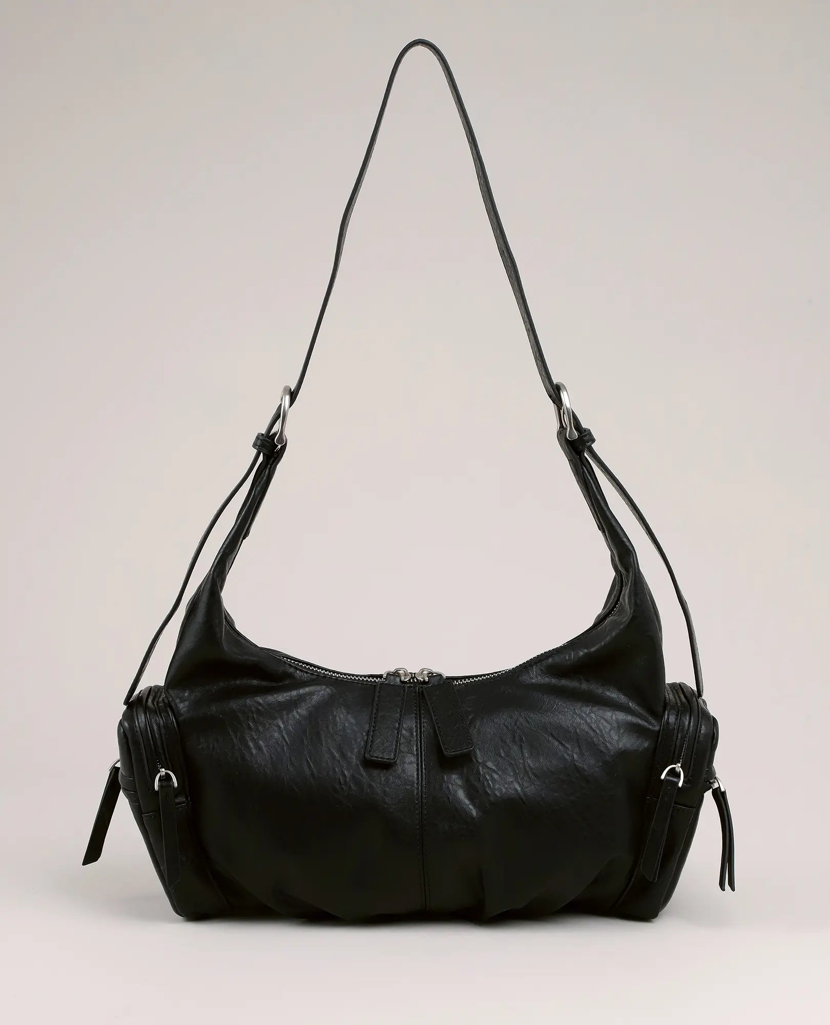 תיק צד – דגם שחור מבית B-Unique Bags עם רצועה אחת, סגירת רוכסן וכיסים צדדיים – מושלם לשימוש יומיומי.