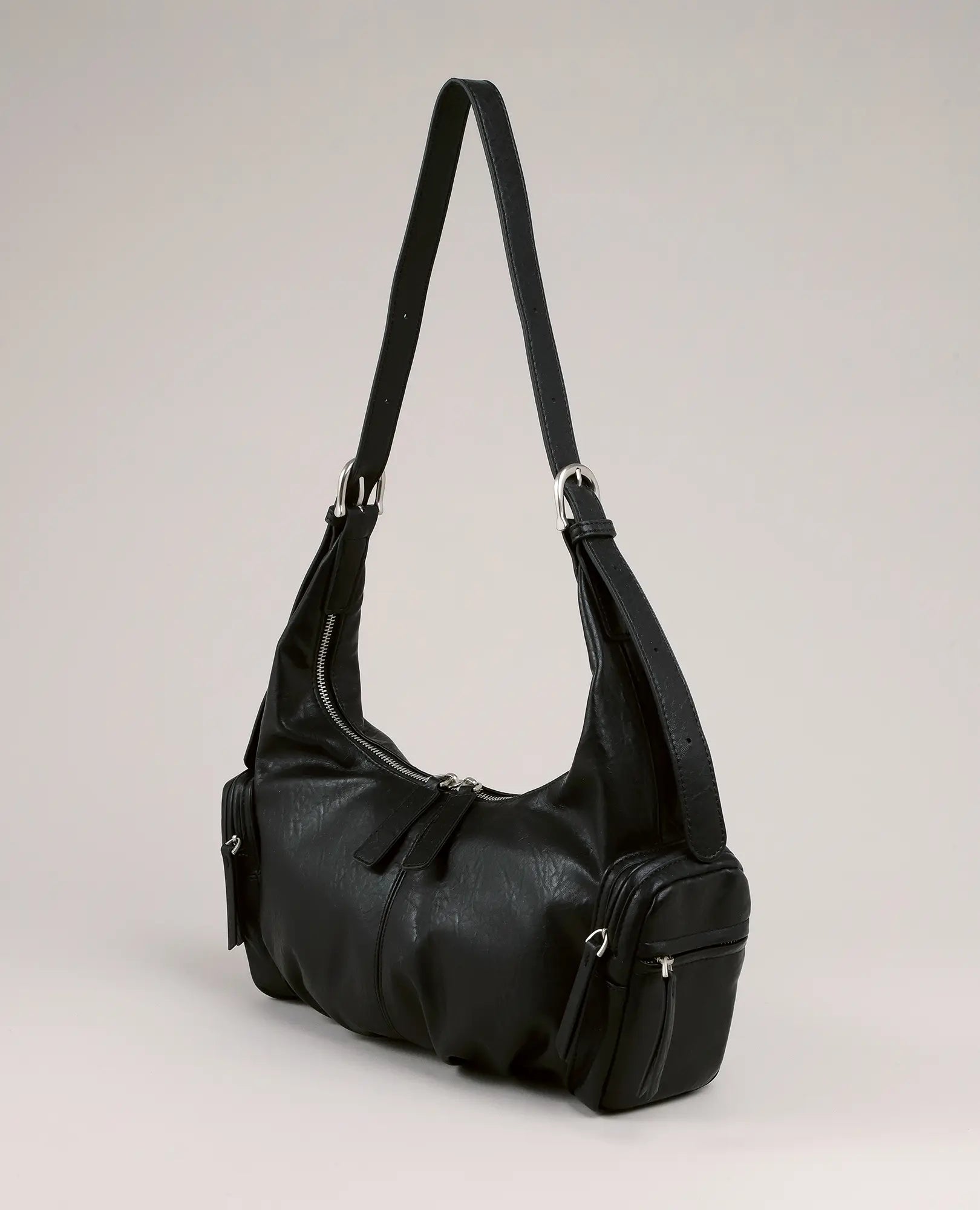 תיק צד-דור מבית B-Unique Bags, דמוי עור שחור עם אבזמים כסופים וכיסי צד עם רוכסן, מושלם לשימוש יומיומי.