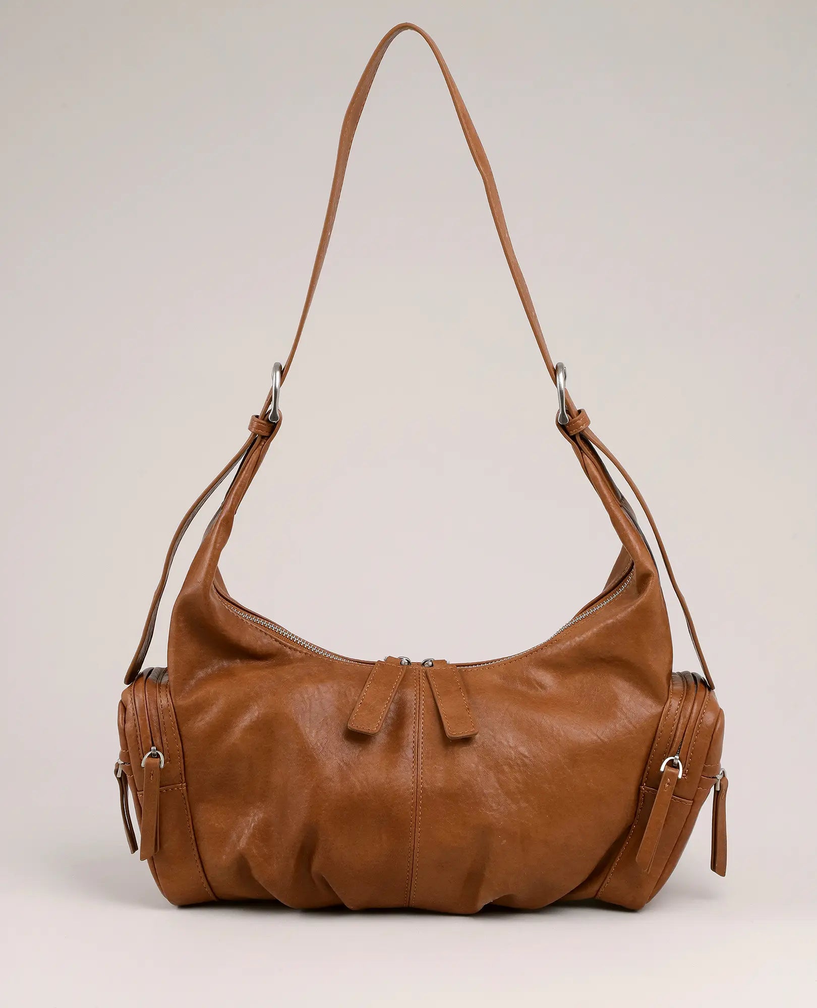 תיק צד-דור בגוון קאמל מבית B-Unique Bags, עם רוכסן, כיסים בצדדים ורצועה אחת, בעיצוב יומיומי.