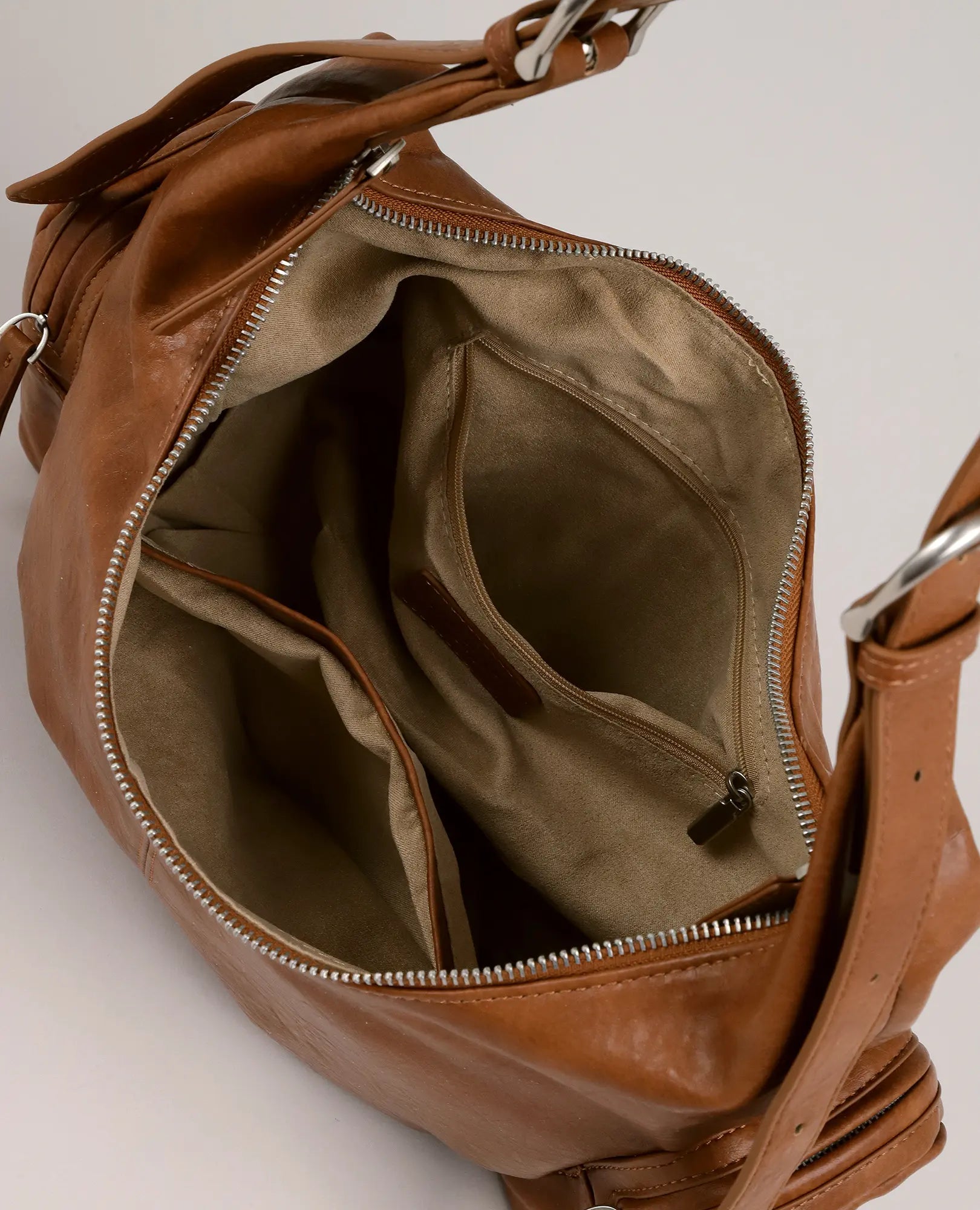 תיק צד-דור מבית B-Unique Bags, דמוי עור חום עם בטנה מבד בז', כיסים פנימיים ורוכסן גלוי.