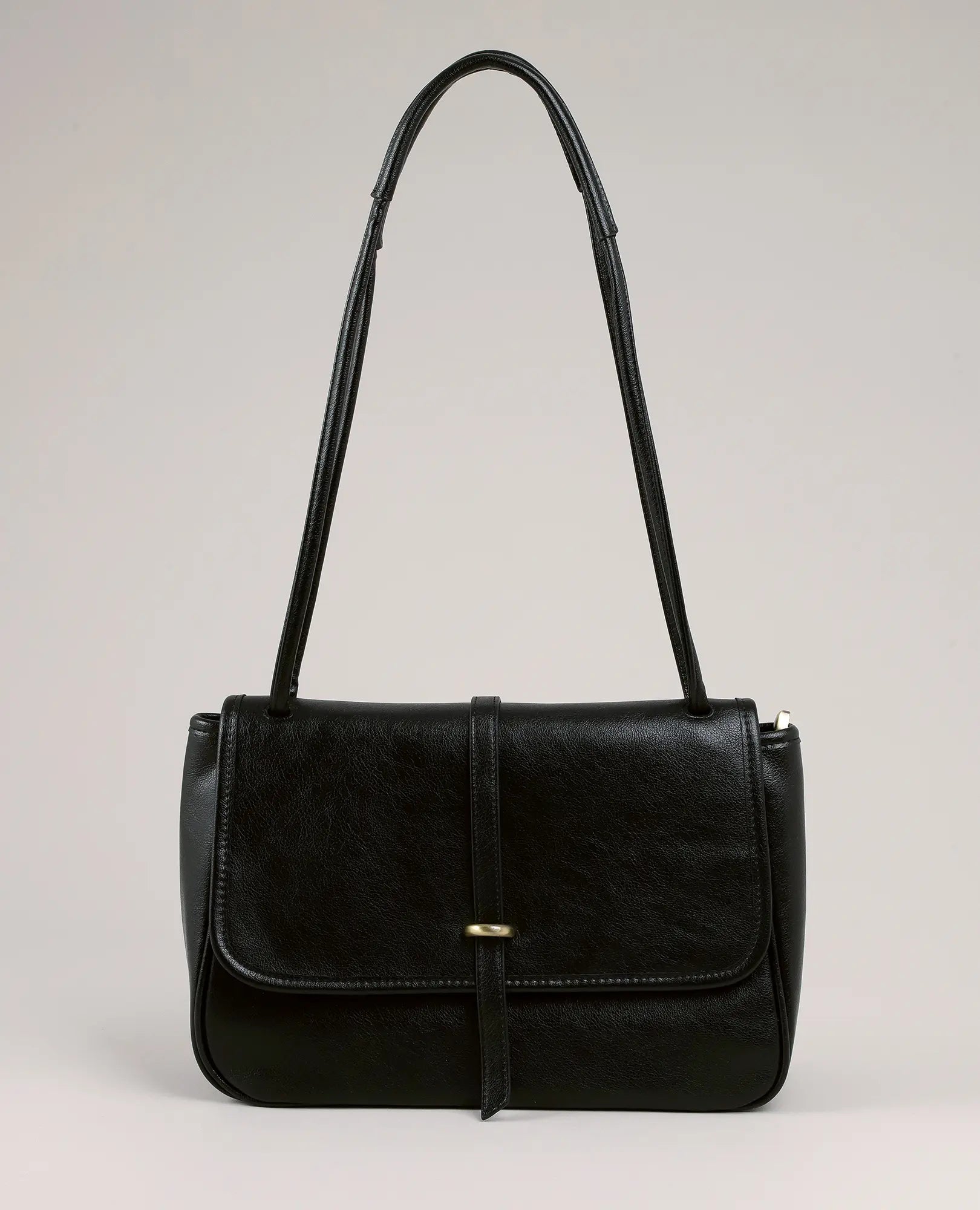 תיק צד עם אבזם טבעת - דגם "סרינה" מבית B-Unique Bags, עם רצועה ארוכה וסגירת פלאפ, מוצג על רקע בהיר.