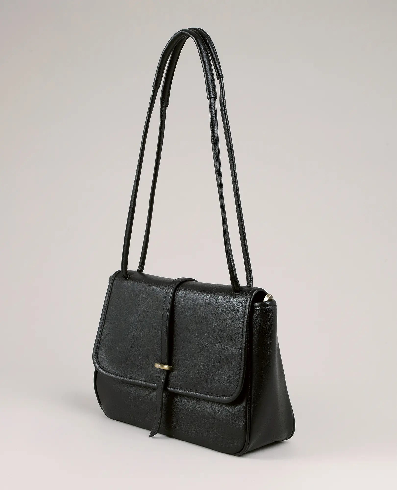 תיק צד עם אבזם טבעת - דגם "סרינה" של B-Unique Bags, עשוי דמוי עור עם אבזם ורצועות כפולות, מוצג על רקע בהיר.