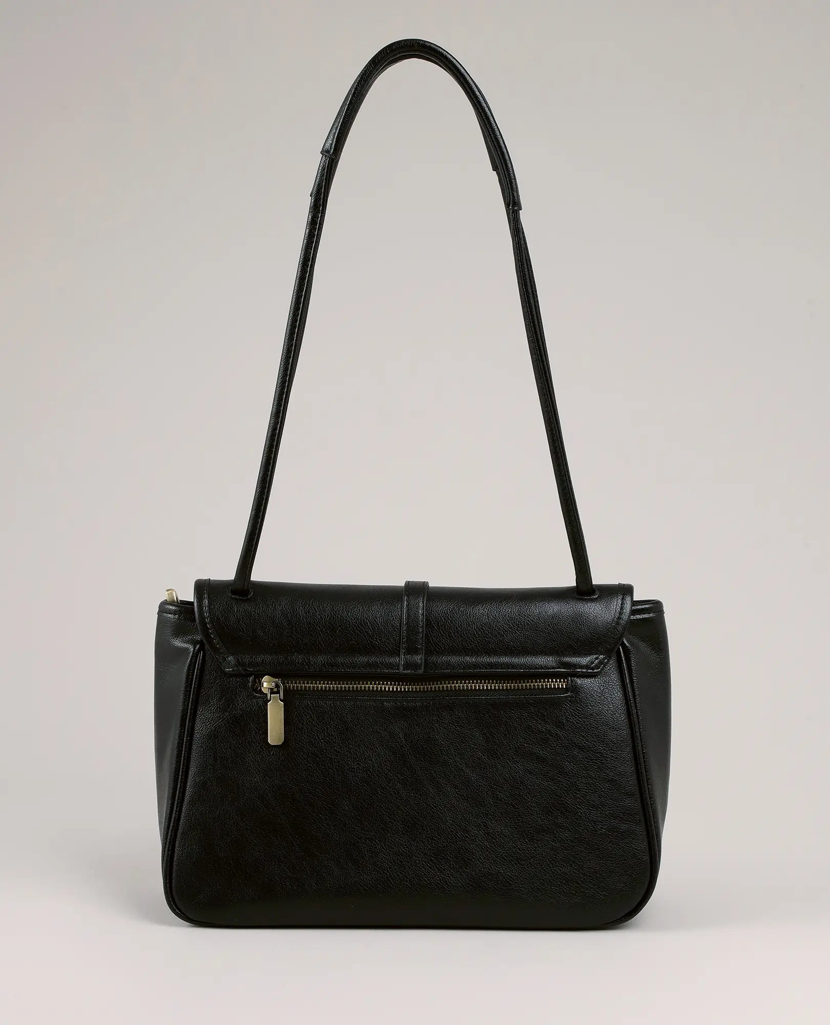 תיק צד עם אבזם טבעת - דגם "סרינה" מבית B-Unique Bags מוצג על רקע בהיר, עם ידית עליונה וכיס קדמי עם רוכסן.