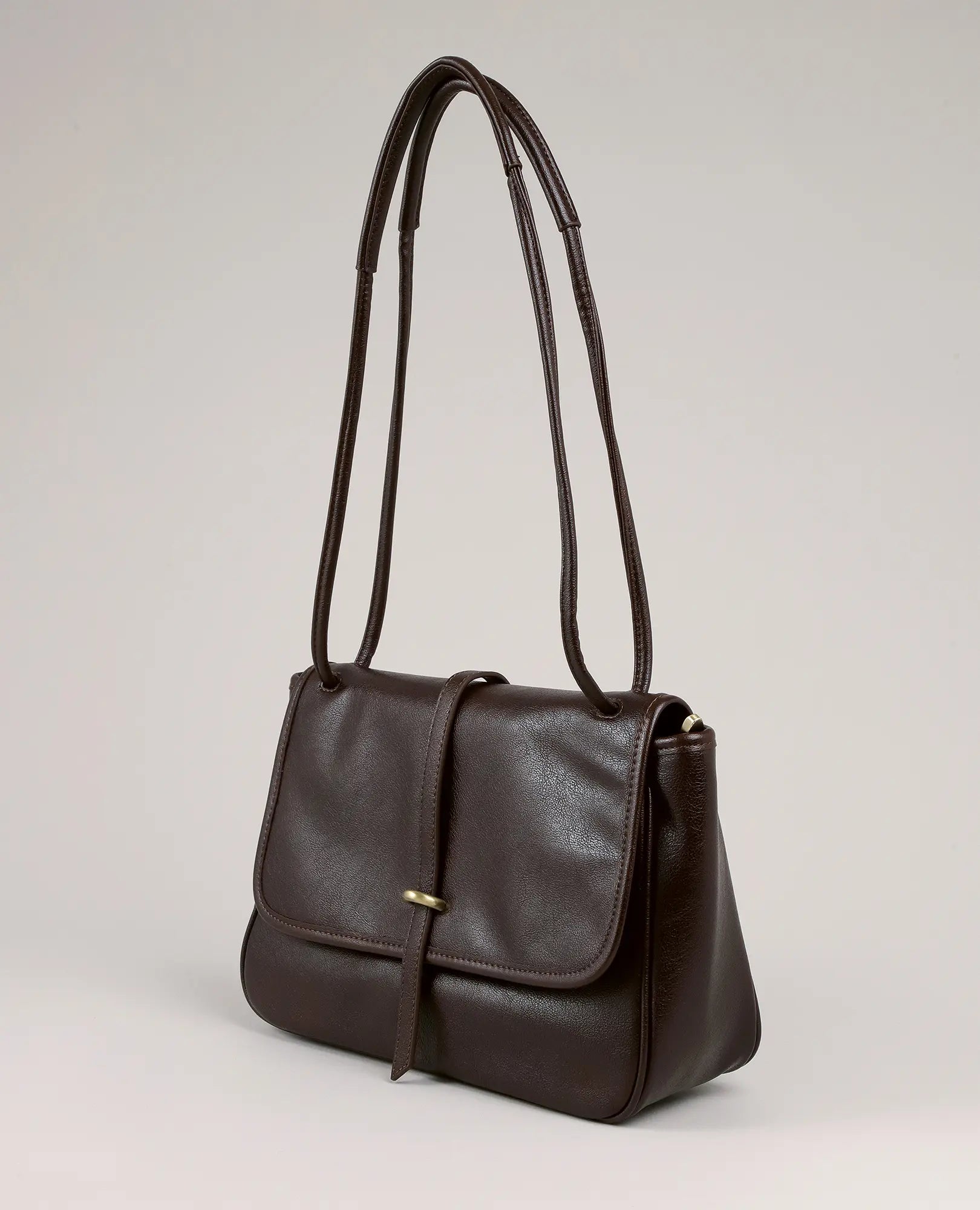 תיק צד עם אבזם טבעת - דגם "סרינה" מבית B-Unique Bags, בגוון חום כהה עם רצועות כפולות ודש קדמי, על רקע בהיר.