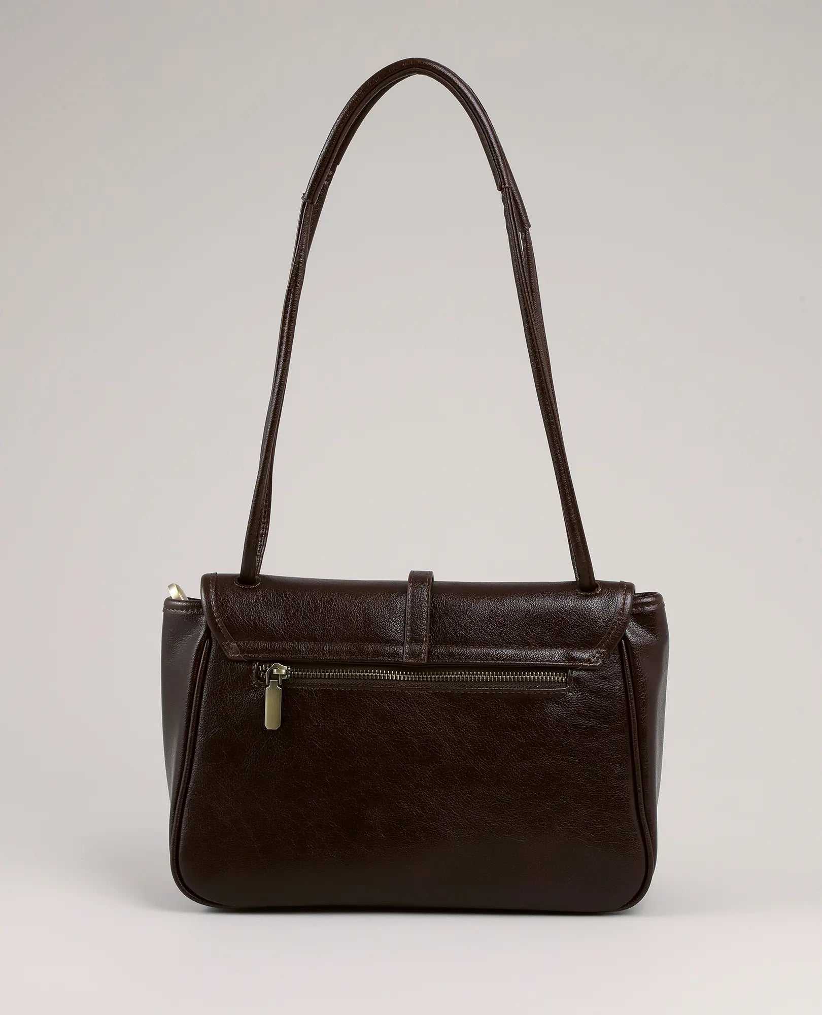 תיק צד עם אבזם טבעת מסדרת "סרינה" של B-Unique Bags, מעור דמוי עור בצבע חום כהה, עם כיס קדמי עם רוכסן ורצועה ארוכה, מוצג על רקע בהיר.
