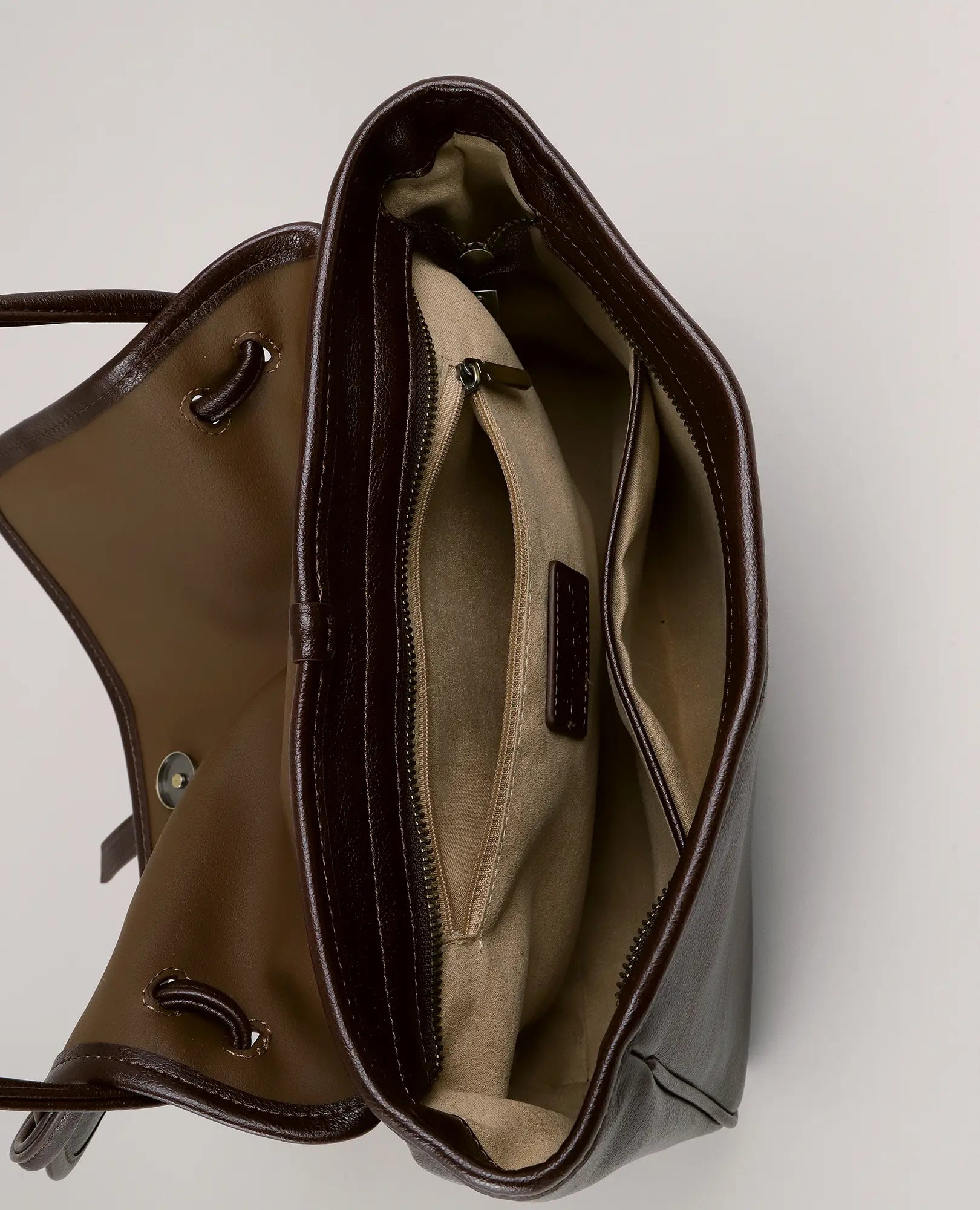 תיק צד עם אבזם טבעת - "סרינה" מבית B-Unique Bags בצבע חום, עם בטנה מבד בצבע חום בהיר, כיס עם רוכסן ותאים פתוחים — מבט מלמעלה.