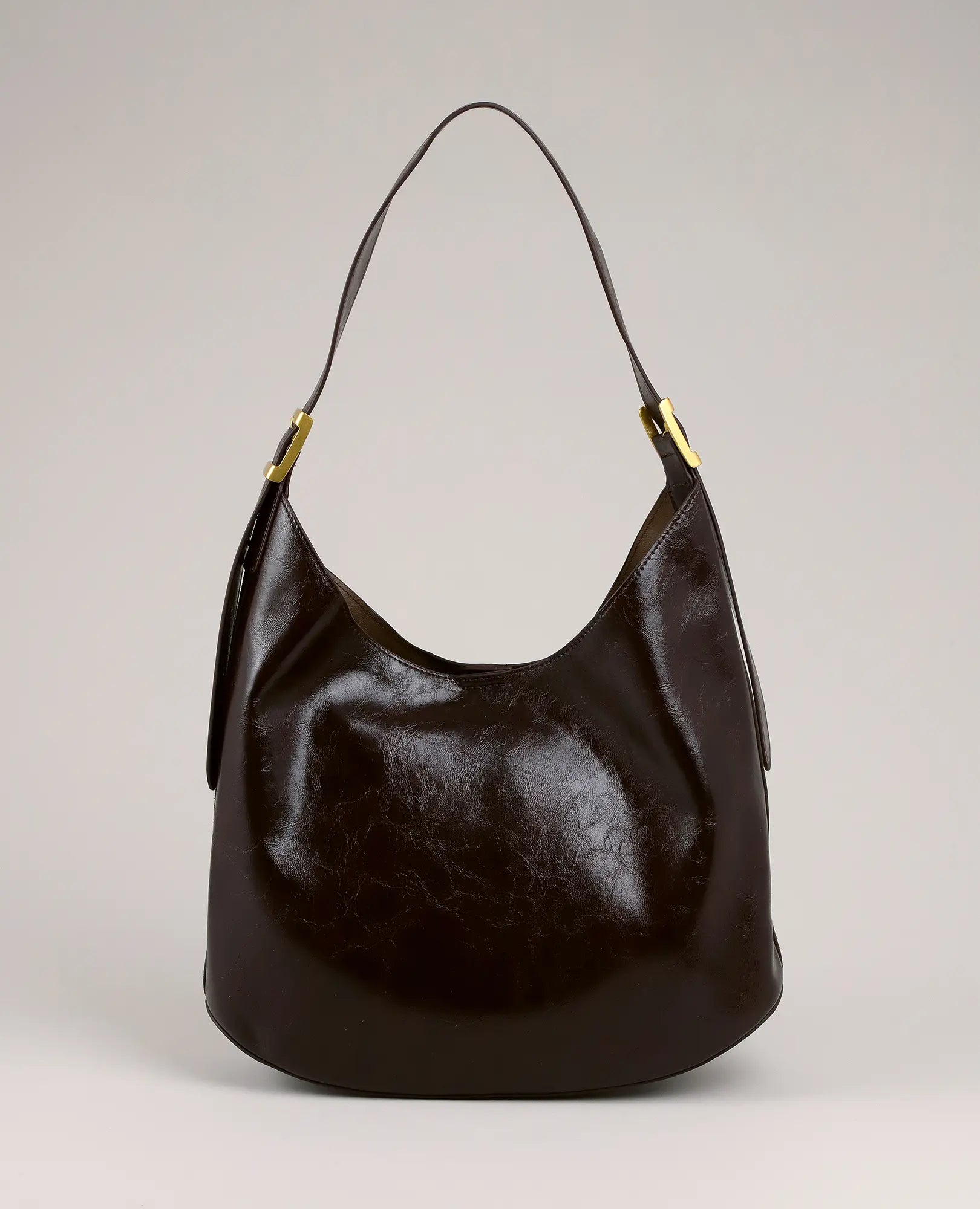 תיק צד מבד פשתן בשילוב עור – דגם "דיאנה" מבית B-Unique Bags, בצבע חום כהה עם רצועת כתף זהובה, מוצג על רקע בהיר.