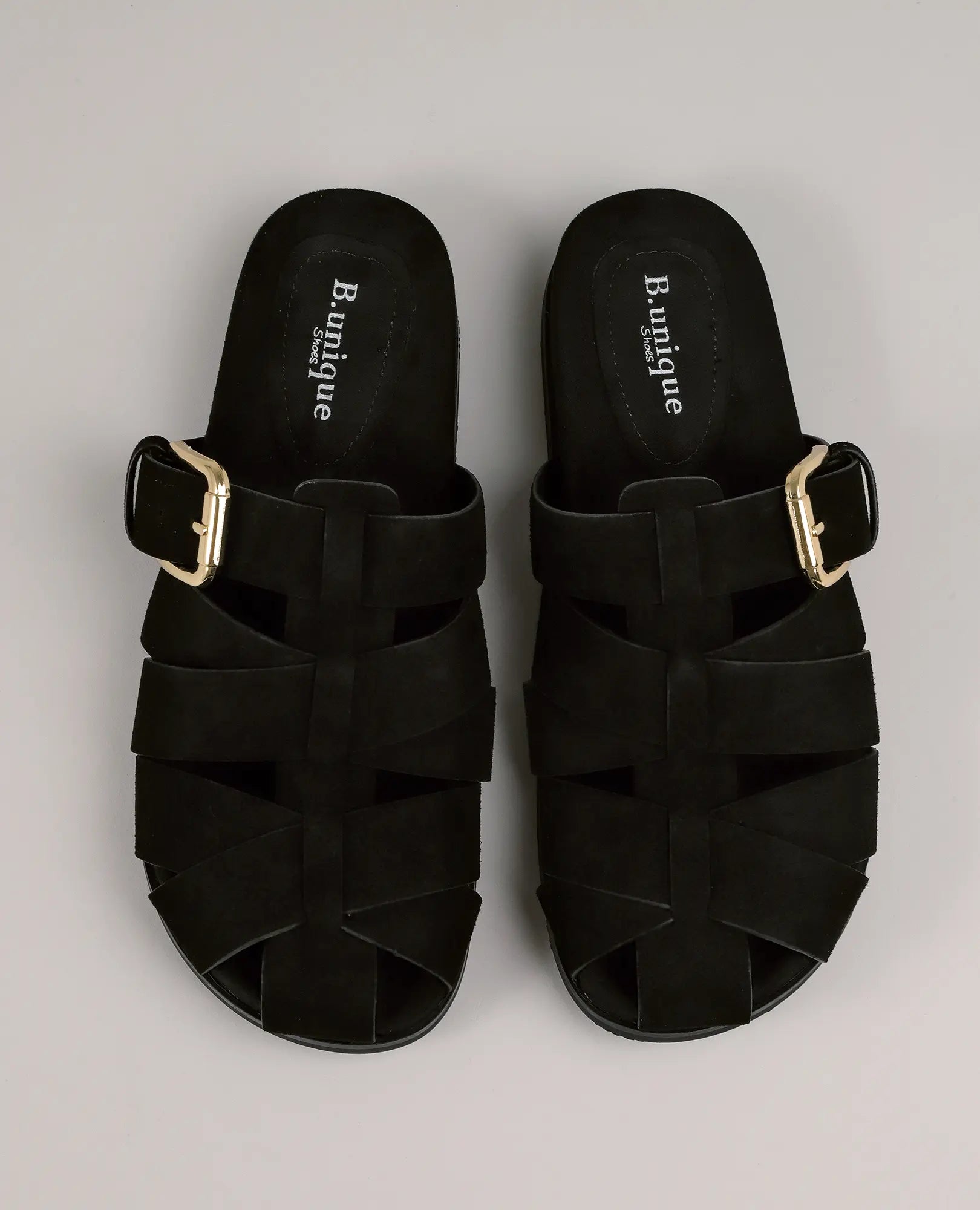 זוג כפכפי עור סגורים מקדימה – "הוד" מבית B.unique, כפכפי עור שחורים עם אבזמים מוזהבים, מוצגים על רקע ניטרלי.