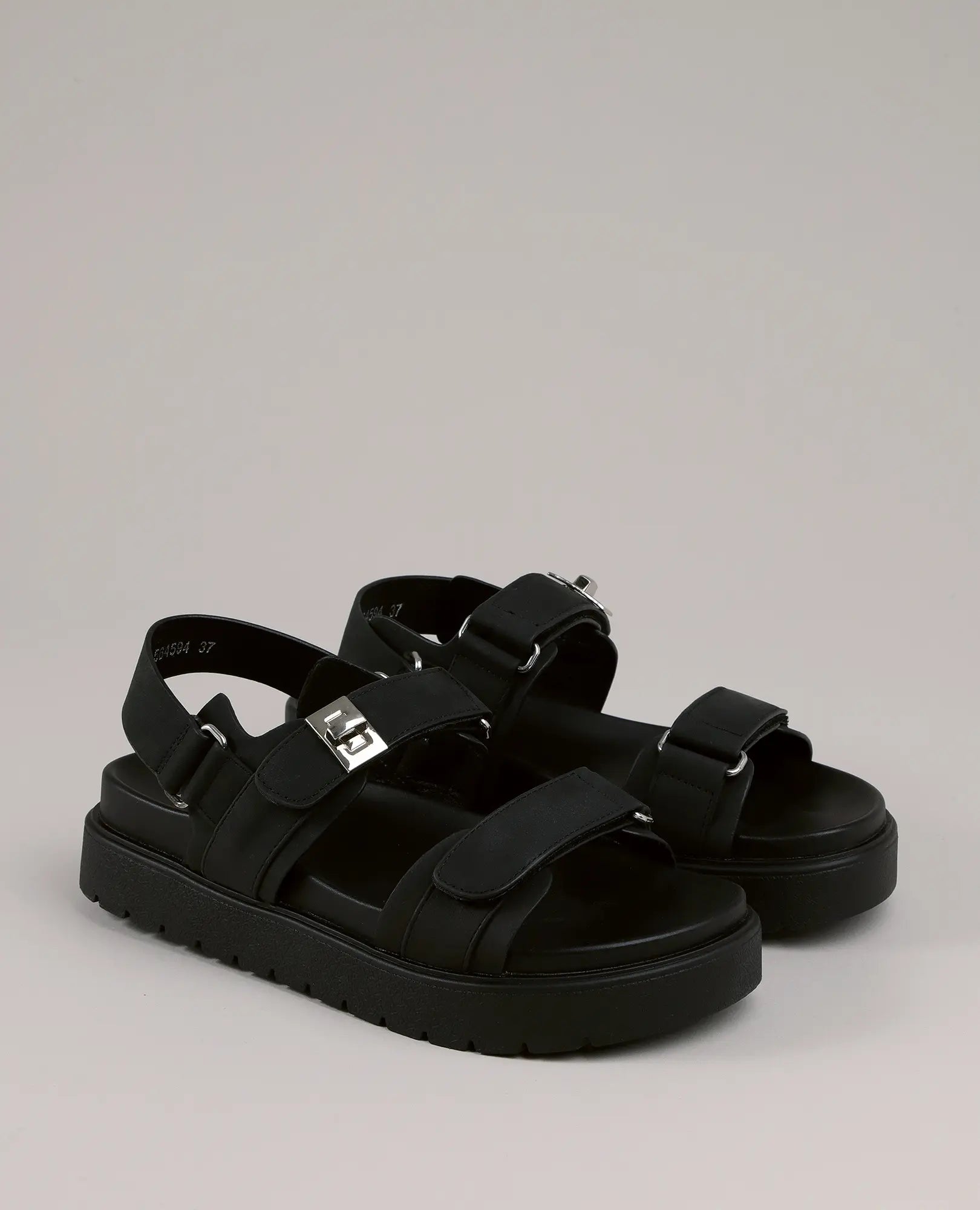 סנדלי פלטפורמה - "עידית" מבית B-Unique VEGAN, בחירה של B-Unique בנעליים אופנתיות עם רצועות מתכווננות ואבזם כסף.