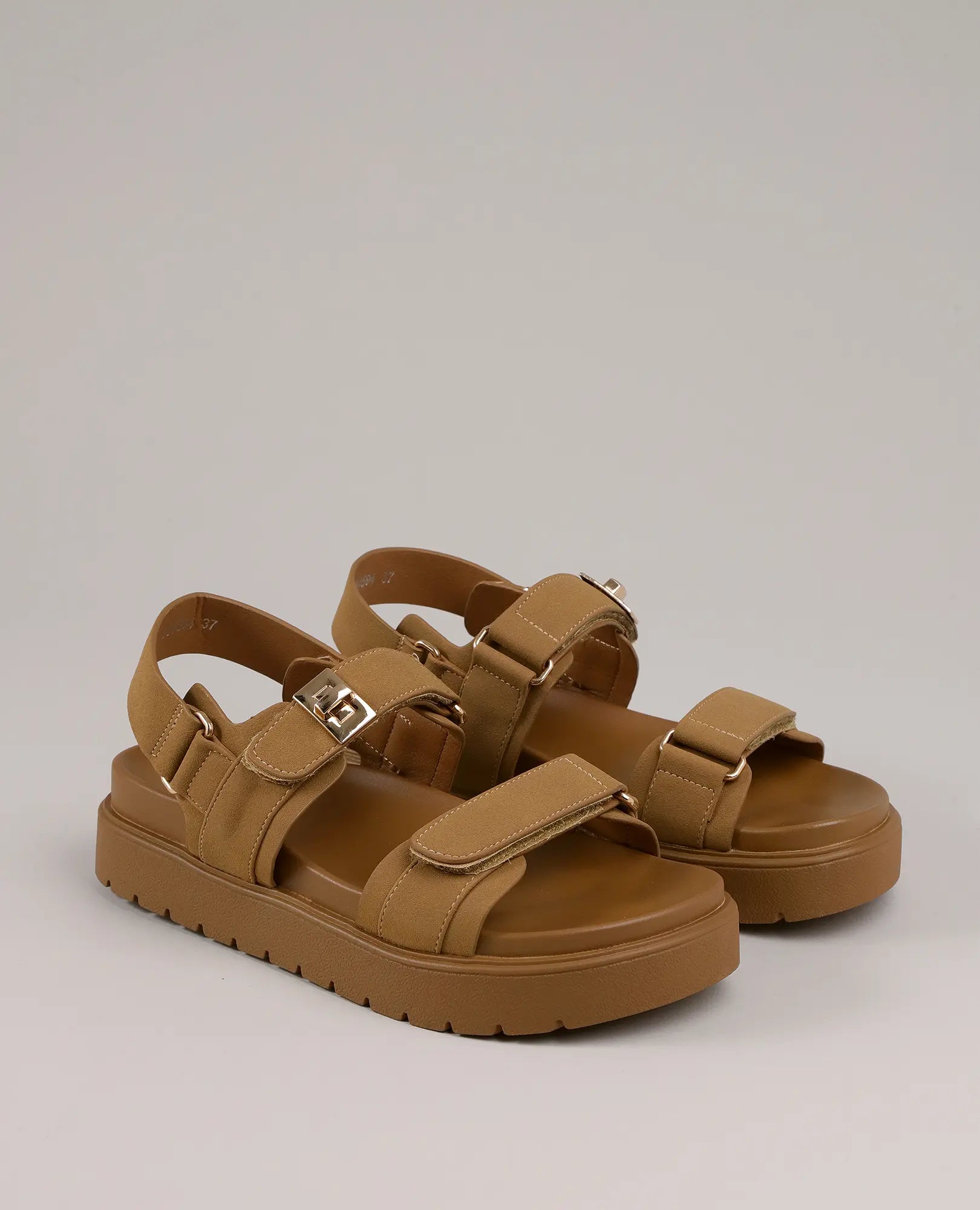 סנדלי פלטפורמה "עידית" מבית B-Unique VEGAN עם רצועות עבות, אבזמים מתכווננים וסגירת ולקרו.