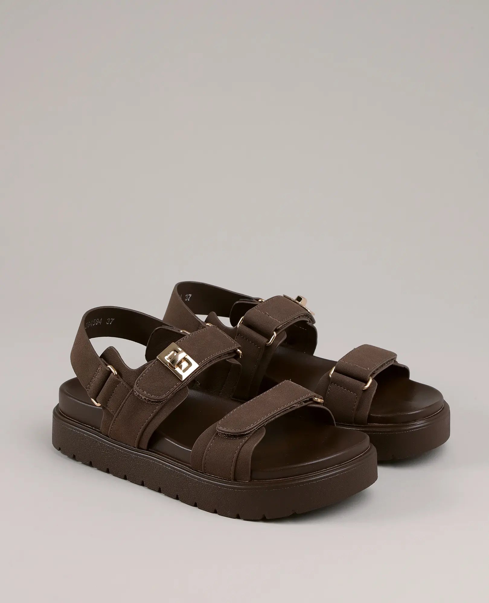 B-Unique VEGAN סנדלי פלטפורמה - עידית: סנדלים חומים עם אצבעות חשופות, סוליות עבות ורצועות מתכווננות.