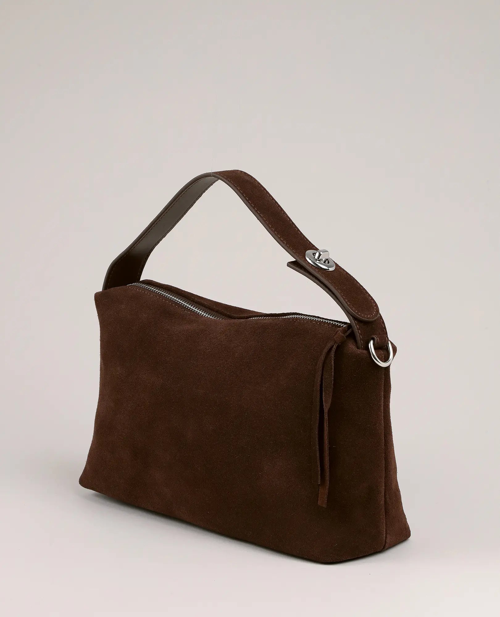 תיק צד מעור - דגם "קדם" מבית B-Unique Bags, עם רצועה תואמת ורוכסן כסוף, מתאים לשימוש יומיומי, מוצג על רקע חלק.