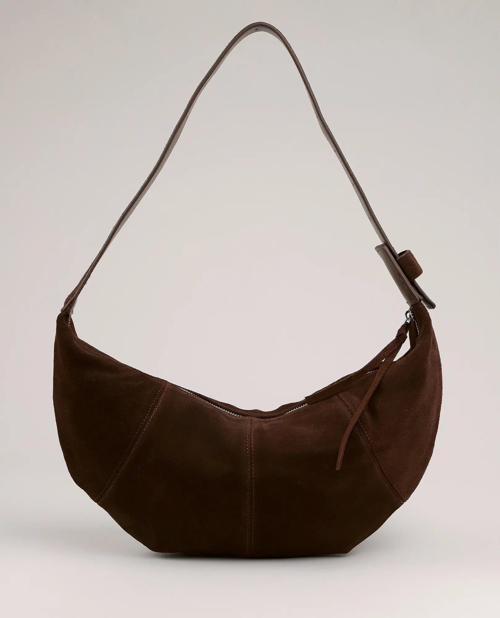 תיק ירח - עינב מבית B-Unique Bags, קפה, תיק כתף עם רוכסן וידית אחת, מוצג על רקע חלק.