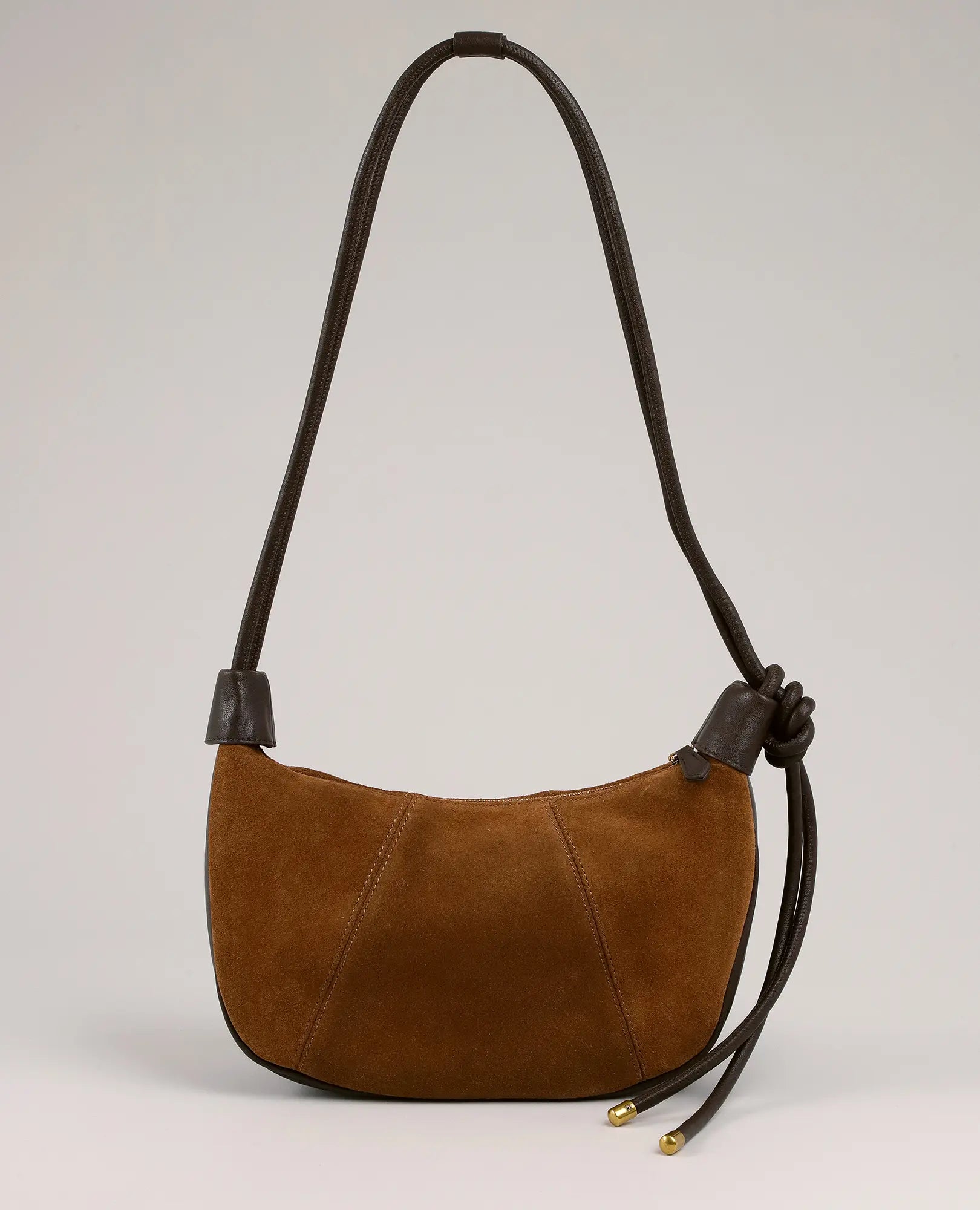 תיק צד - "בלייר" מבית B-Unique Bags, עשוי זמש חום עם רצועת עור כהה וקשרים ייחודיים בצד.