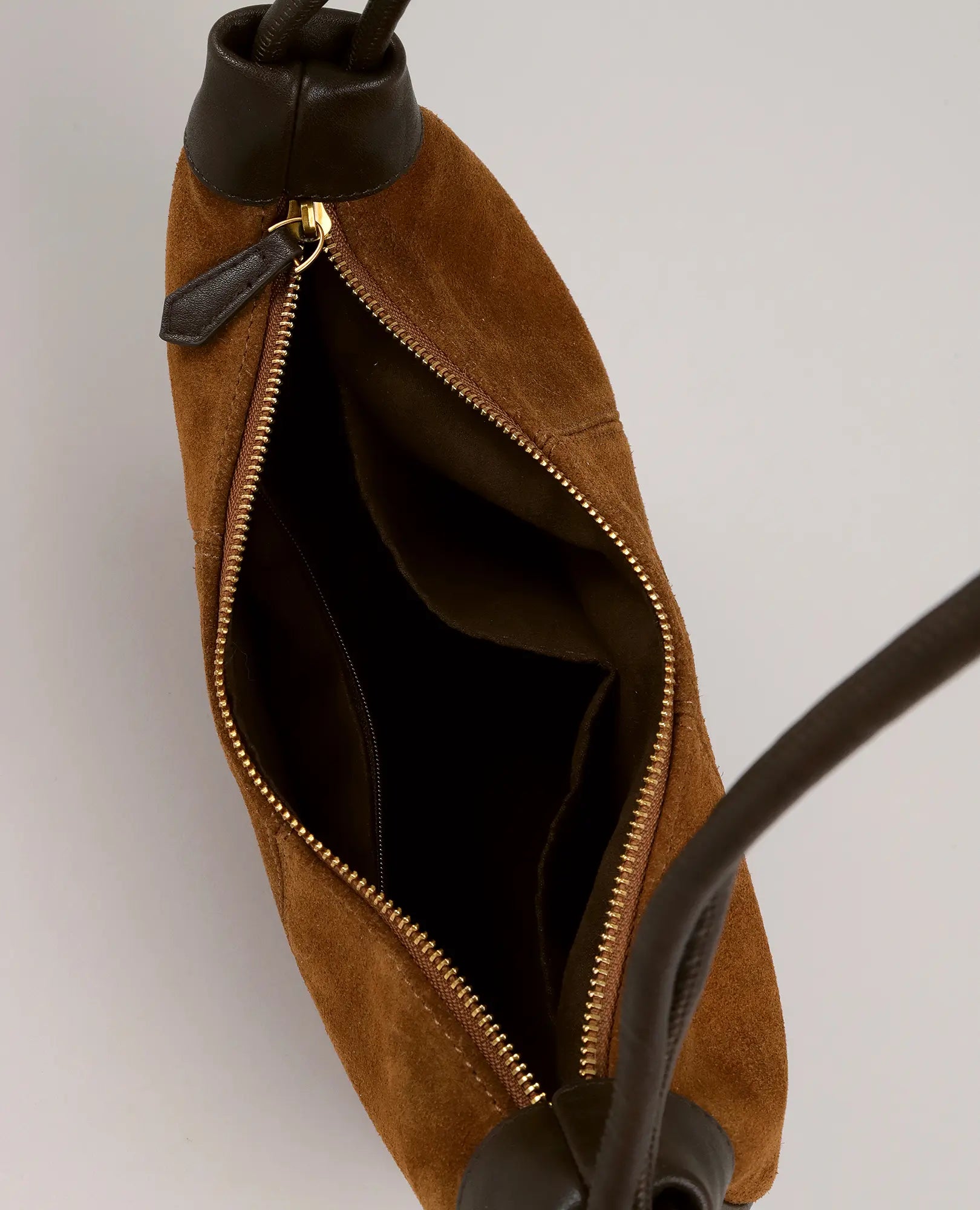 B-Unique Bags תיק צד - בלייר מעור זמש חום עם רוכסן זהוב, פרטים מעור, ותצוגה פתוחה של פנים התיק מלמעלה.