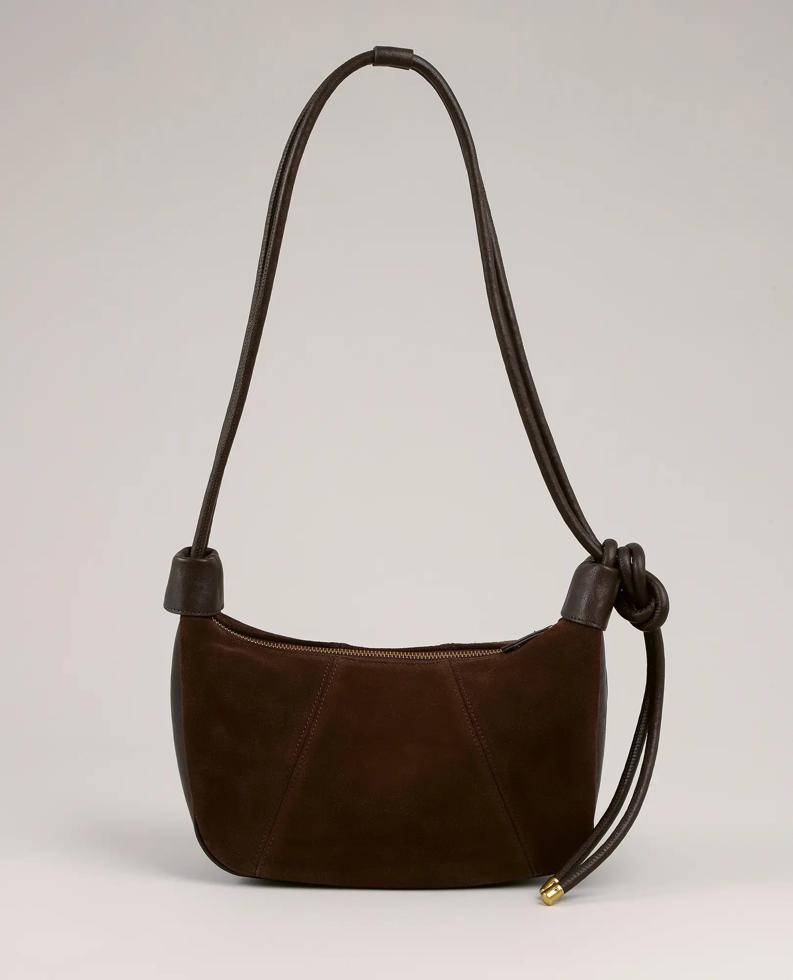 תיק צד בצבע חום כהה מדגם "בלייר" מבית B-Unique Bags, עם רצועה ארוכה, פרט של קשר בצד ועיצוב מינימליסטי על רקע אחיד.