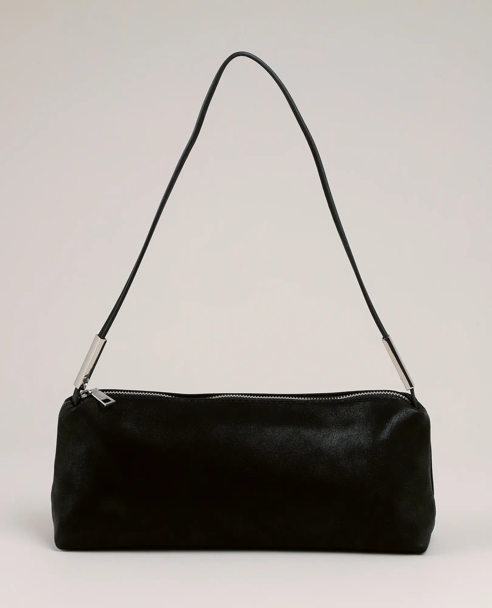 תיק צד מלבני בצבע שחור מדגם "אליס" מבית B-Unique Bags, עם רצועה דקה ורוכסן כסוף, על רקע חלק.