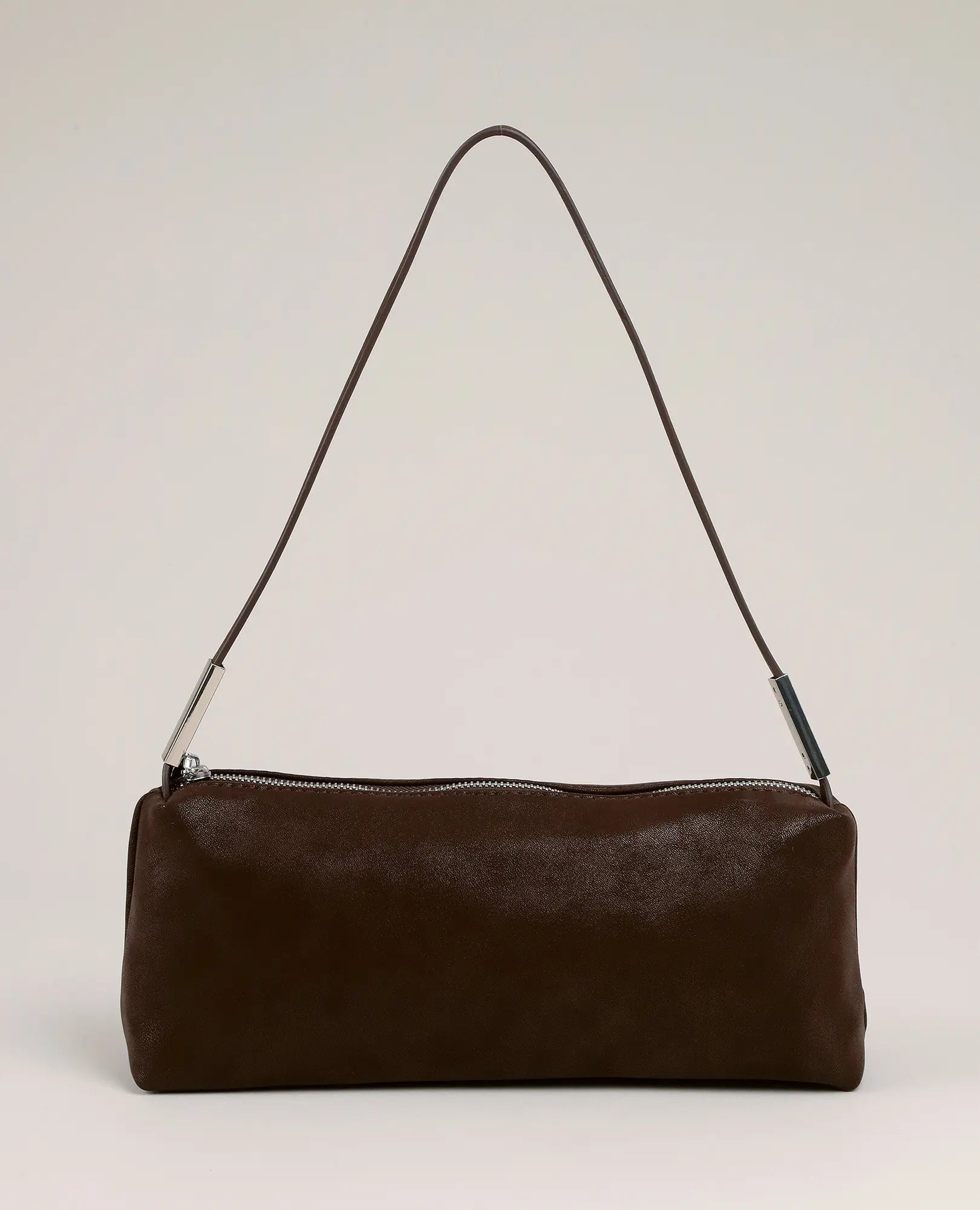 תיק צד מלבני מדגם "אליס" של B-Unique Bags, דמוי עור חום כהה עם רצועת כתף דקה ורוכסן כסוף.