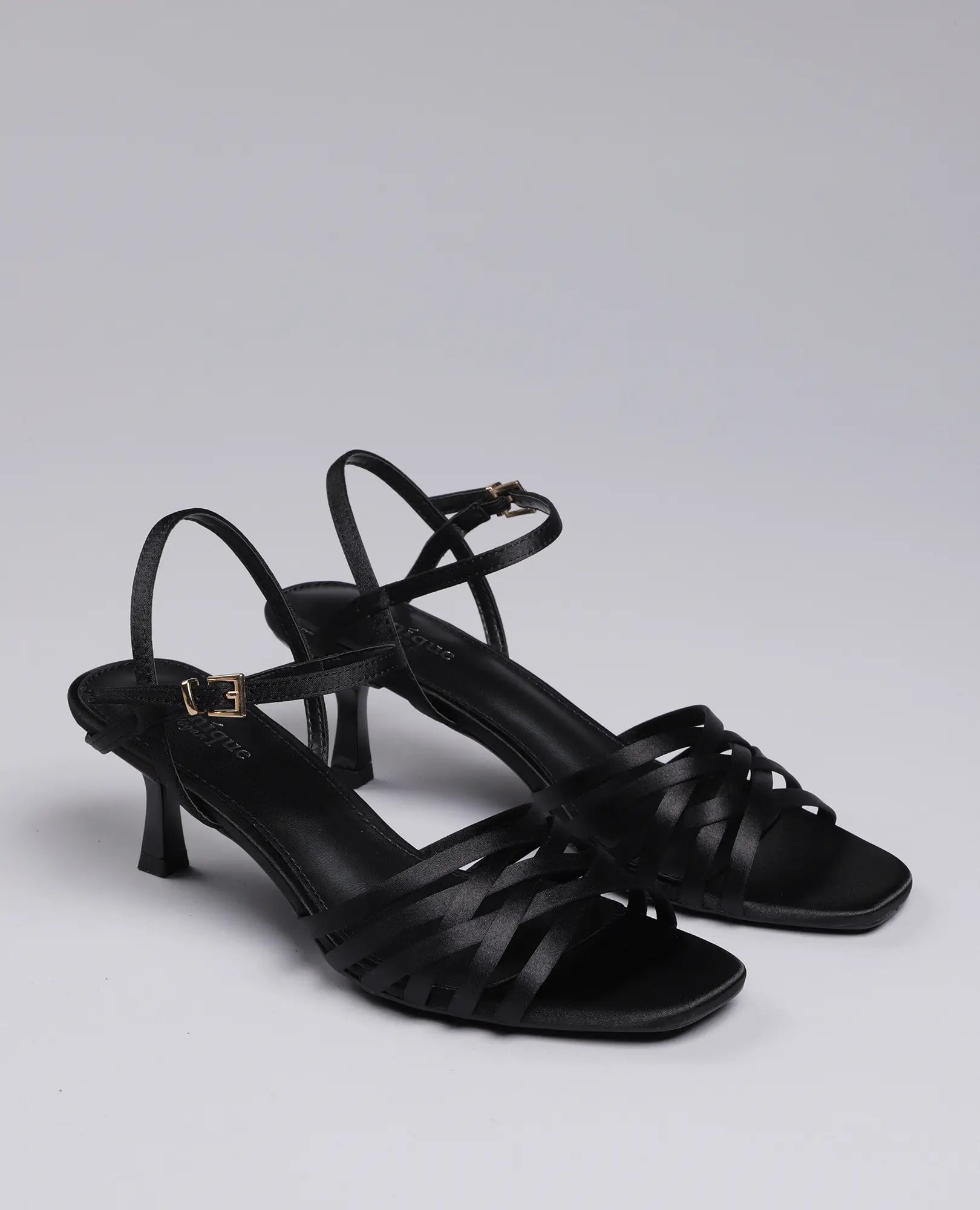 סנדלי עקב-ברקת של B-Unique VEGAN בצבע שחור, אלגנטיים עם רצועות ועקב, לערב.