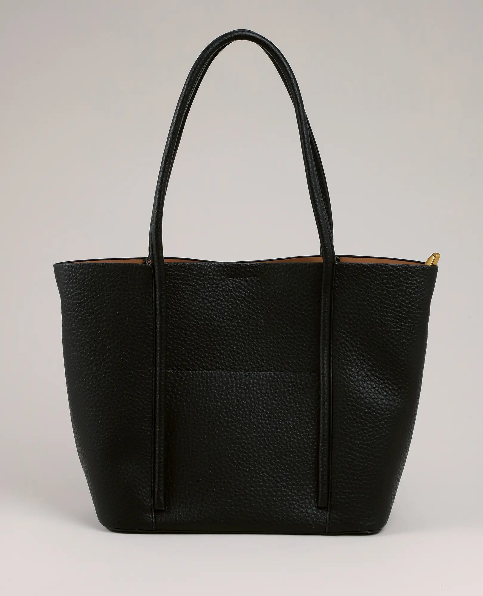 תיק צד עם כיס קדמי - ליבי מבית B-Unique Bags, בצבע שחור, עם ידיות ארוכות וחזית גלויה על רקע בהיר.