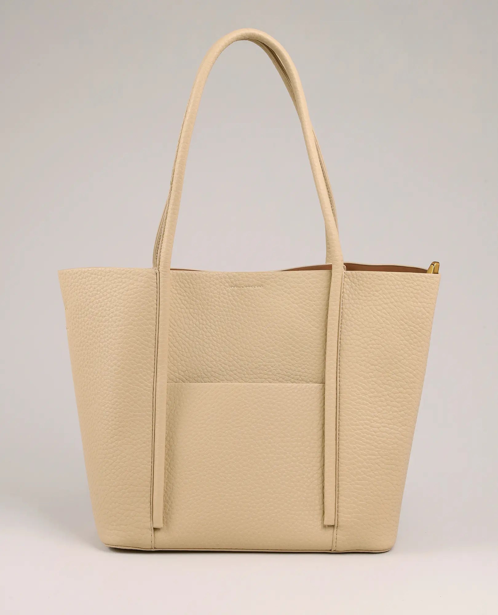תיק צד עם כיס קדמי מבית B-Unique Bags, דמוי עור בגוון בז' עם ידיות ארוכות וכיס קדמי.