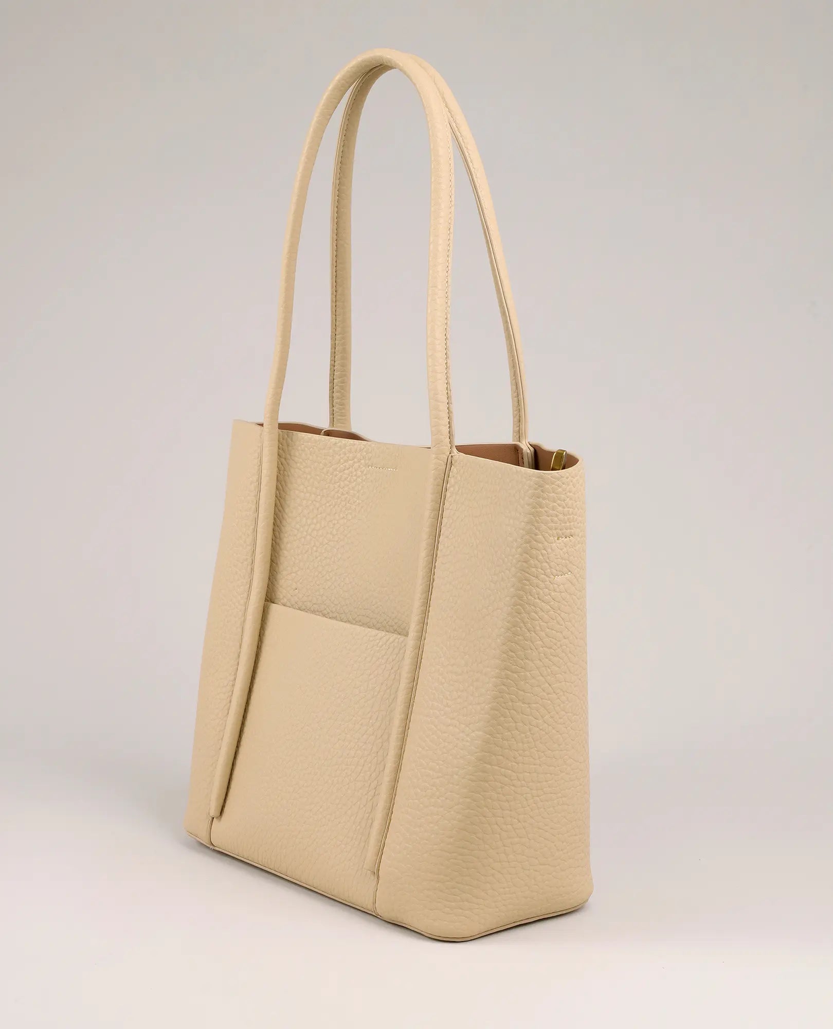 תיק צד עם כיס קדמי מבית B-Unique Bags — סגנון ייחודי לחובבי נעלי נוחות.