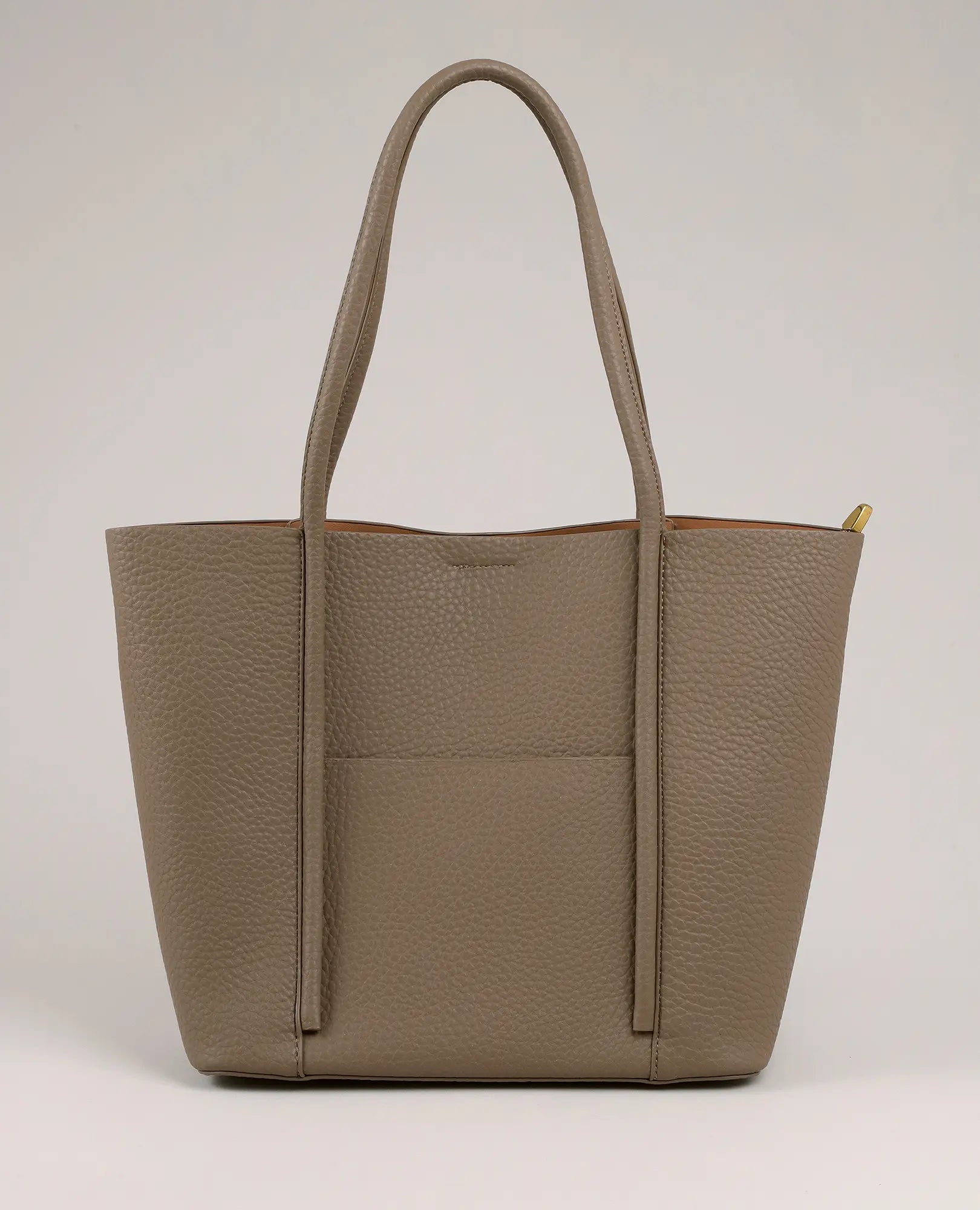 תיק צד עם כיס קדמי מבית B-Unique Bags בגוון טאופ, עם שתי ידיות וכיס קדמי, מוצג על רקע בהיר.