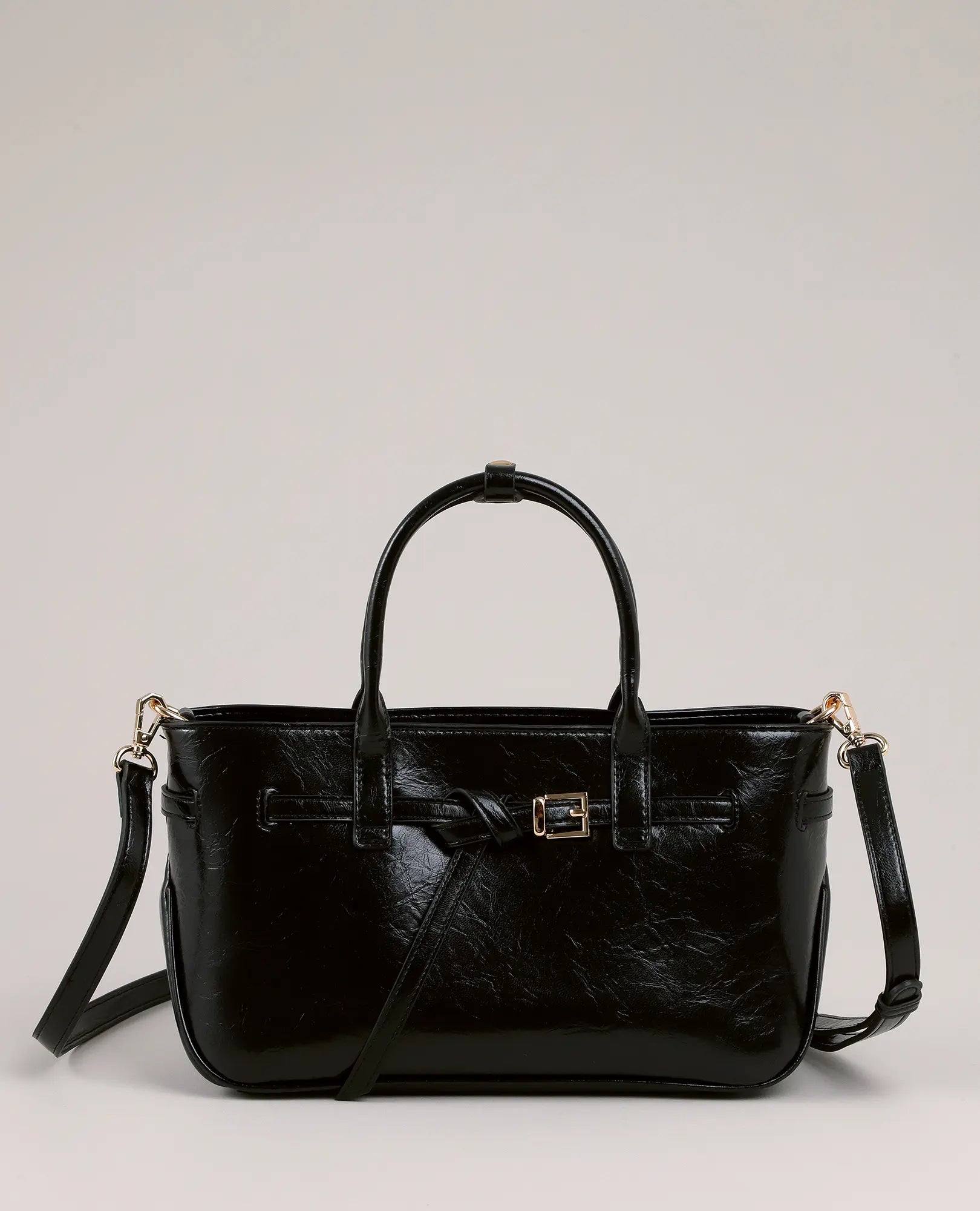 תיק צד "קלריס" מבית B-Unique Bags: דמוי עור שחור עם ידיות עליונות, רצועת כתף ואבזם קטן בחזית.