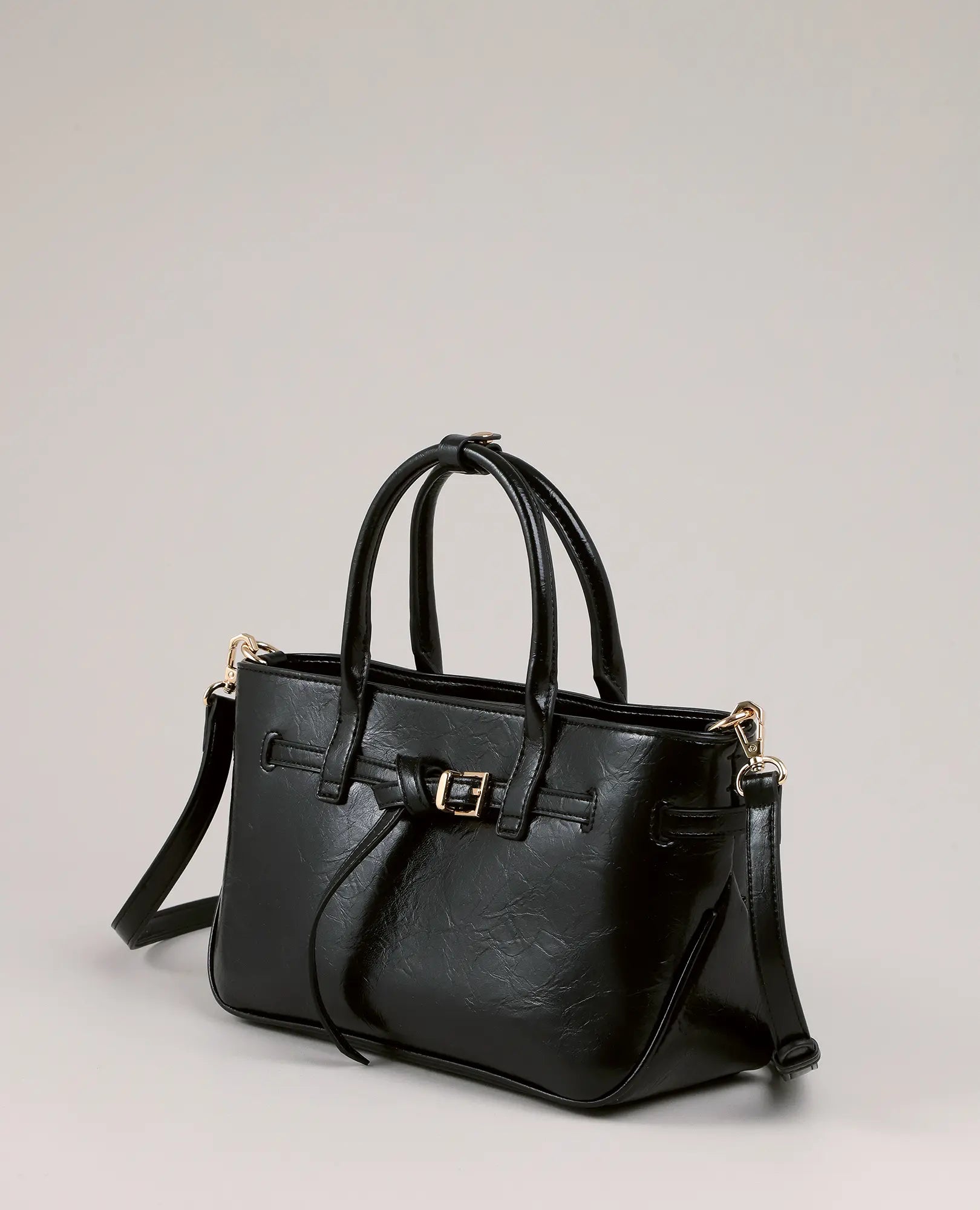 תיק צד קלריס שחור מבית B-Unique Bags עם שתי ידיות, רצועת כתף נשלפת ואבזם קדמי.