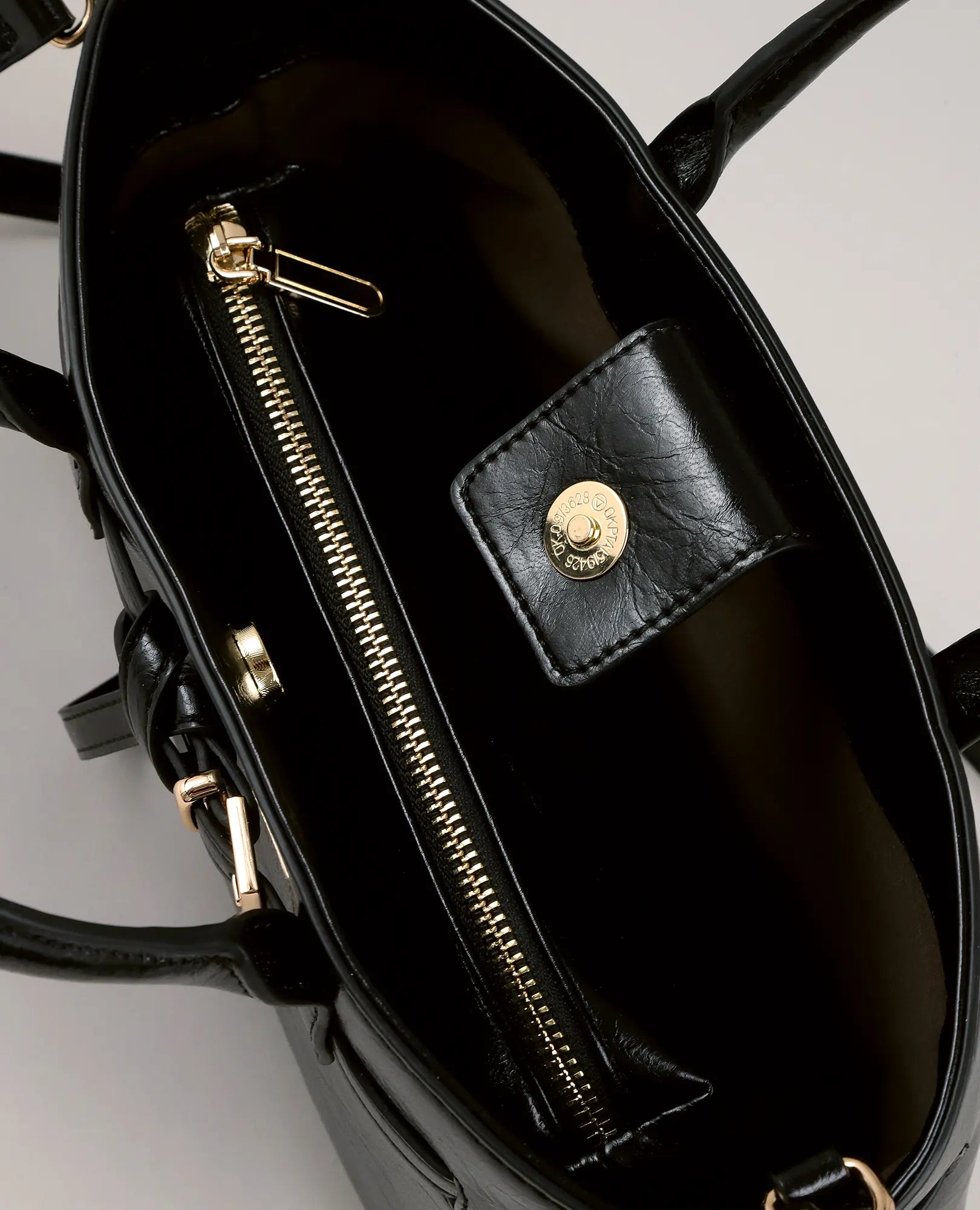 תיק צד "קלריס" מבית B-Unique Bags, דמוי עור שחור, עם כיס עם רוכסן, כפתור מגנטי ופרטי זהב בפנים.