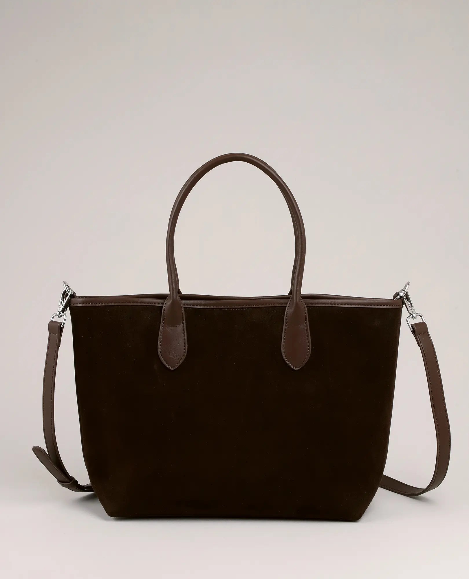 תיק צד מעור זמש בצבע חום של B-Unique Bags, עם שתי ידיות ורצועת כתף מתכווננת, מוצג על רקע בהיר.