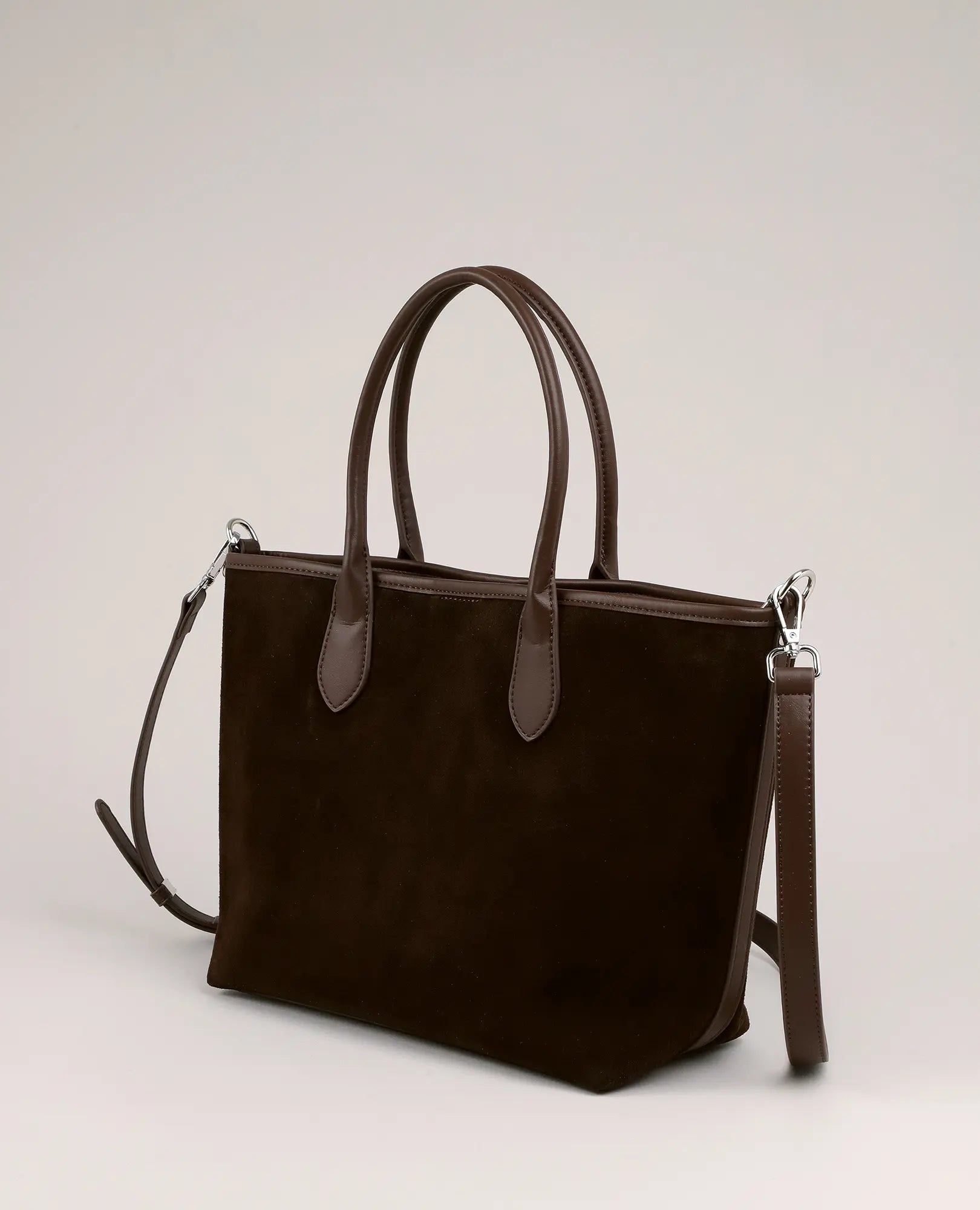 תיק צד מעור זמש של B-Unique Bags, עם שתי ידיות ורצועת כתף נשלפת מעור, בצבע חום כהה.