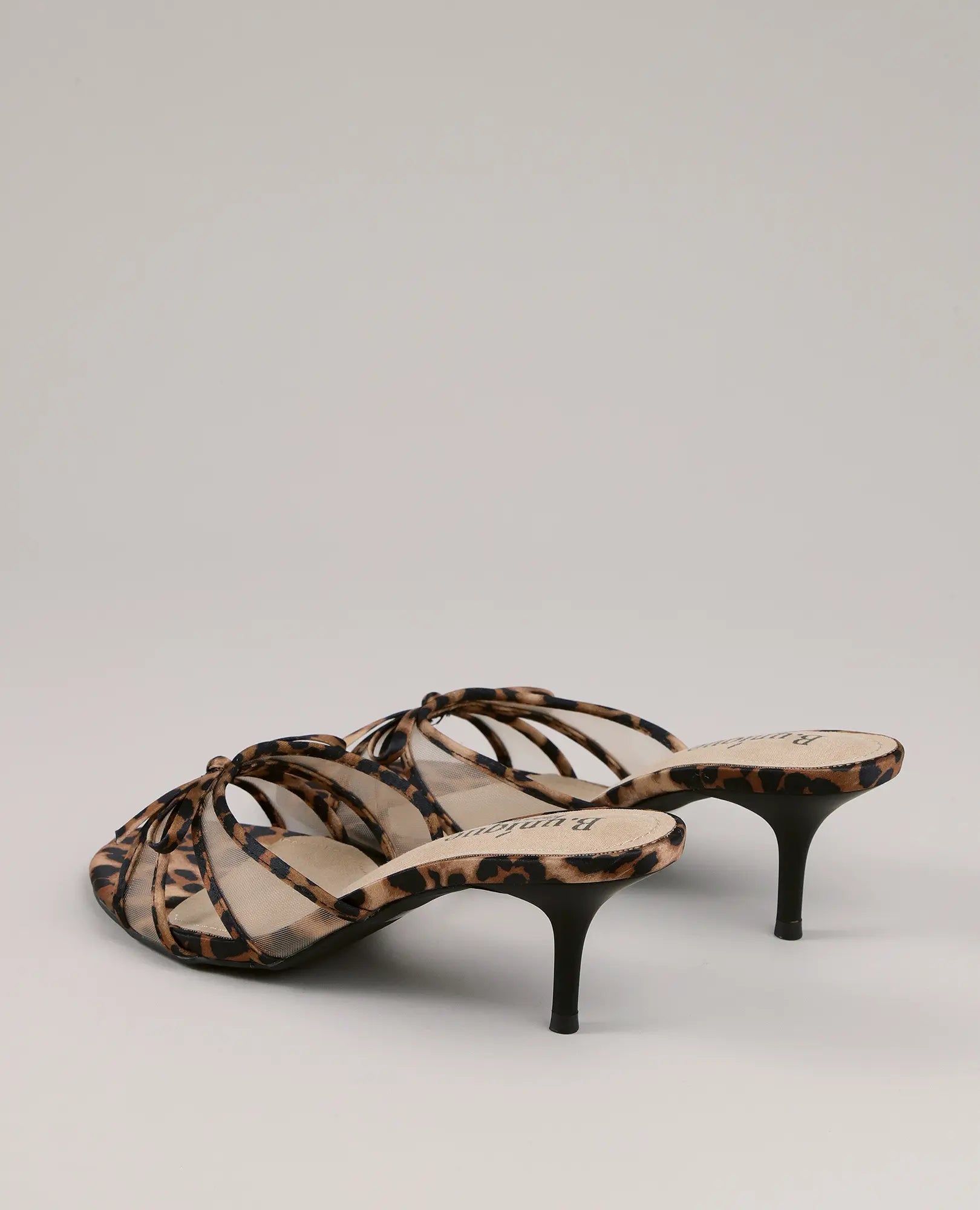 כפכפי עקב מפוארים של B-Unique VEGAN בעיצוב מנומר עם רצועות דקות ועקבים דקים, מוצגים על רקע חלק.