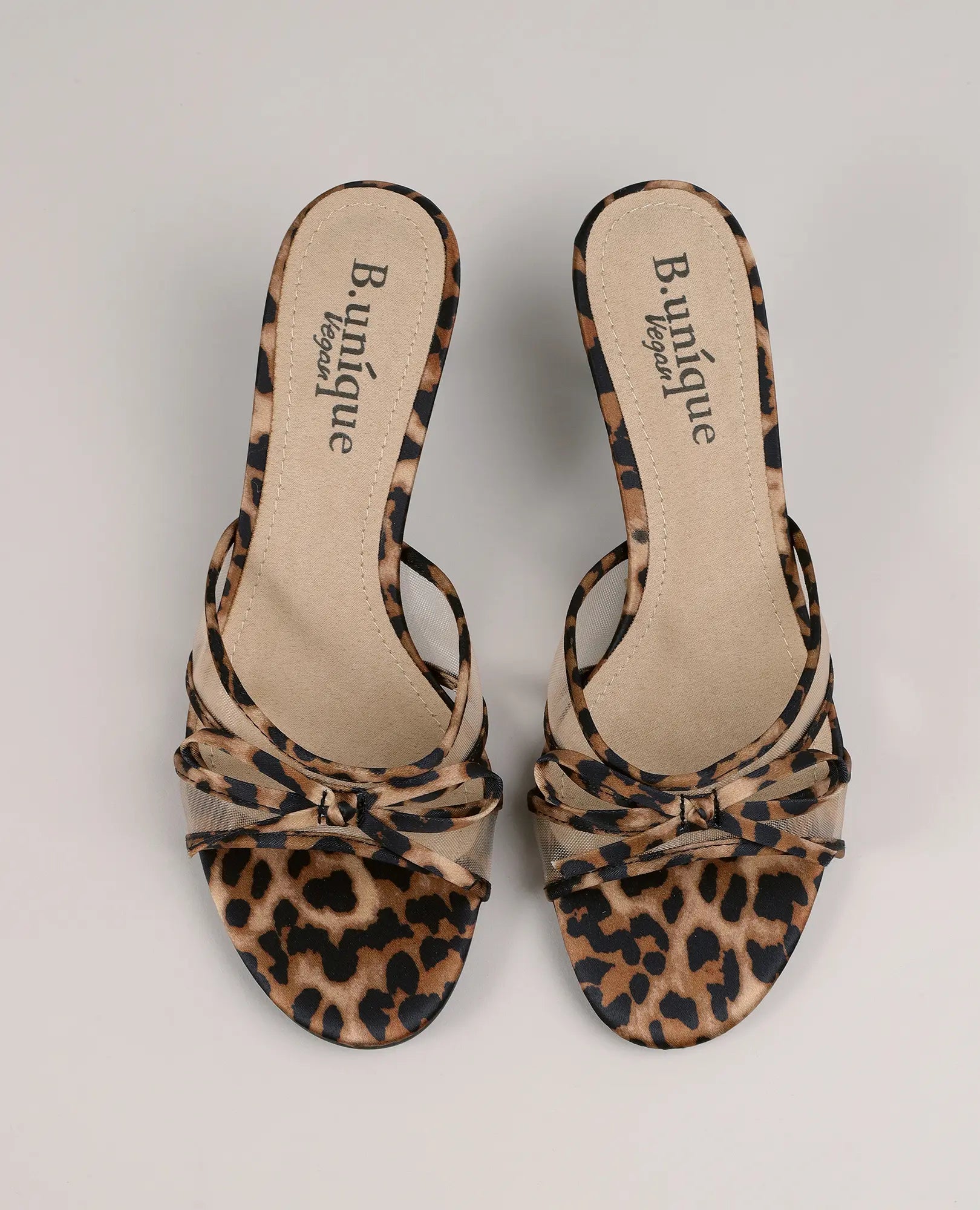 כפכפי עקב - דגם מהודר עם עקב דק, עיצוב מנומר ורצועות דקות, כולל לוגו B-Unique VEGAN על הסוליה.