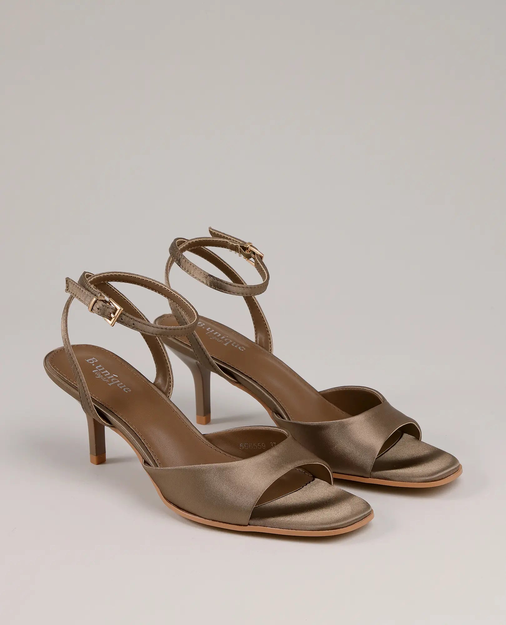 סנדלי עקב "אודיה" של B-Unique VEGAN בגוון ברונזה מטאלי עם רצועות קרסול ועקבים דקים, מושלמות לערב.