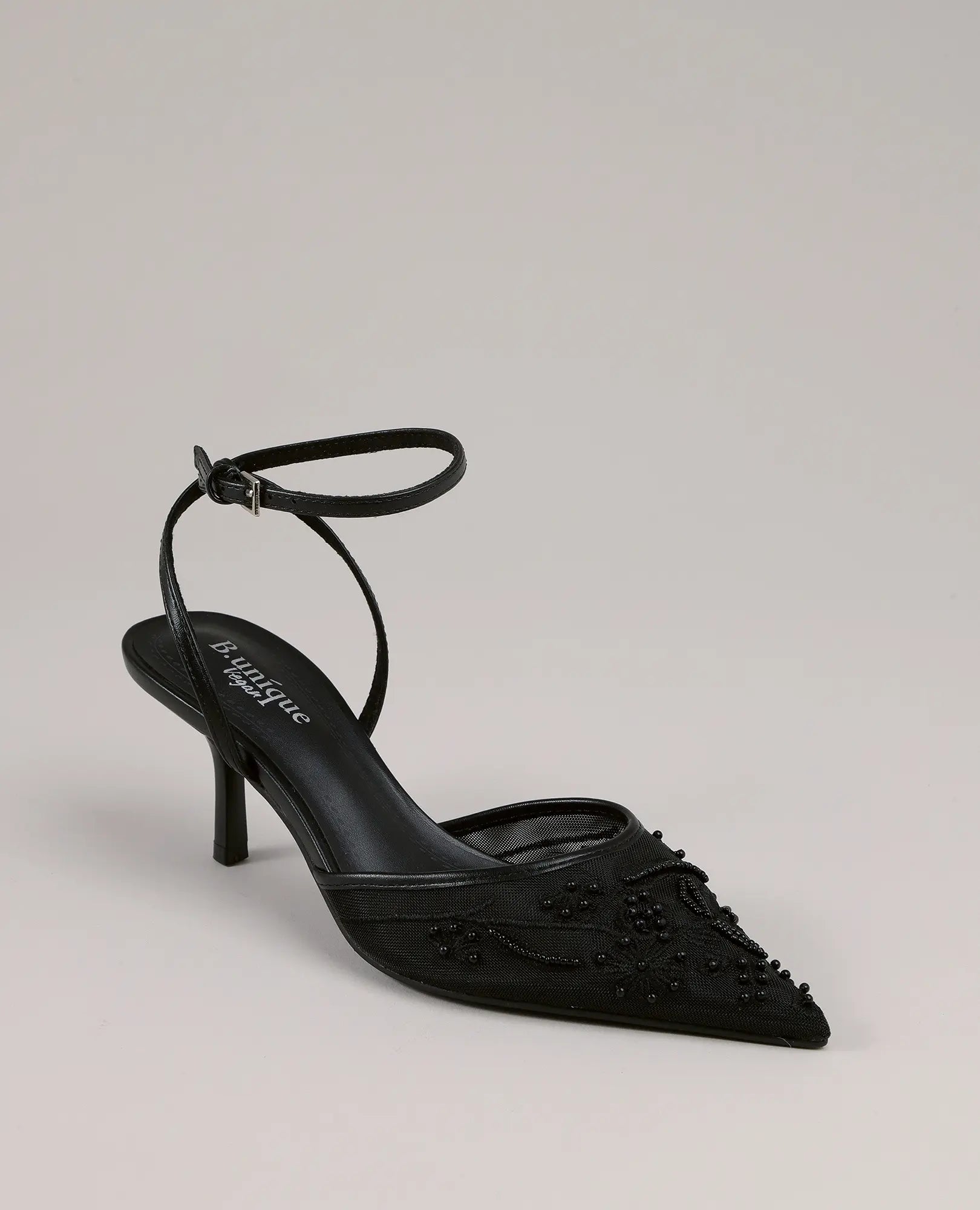 סנדלי שפיץ שחורים מדגם "יאנה" של B-Unique VEGAN, עם עקב, רצועת קרסול וקישוט חרוזים בחזית.