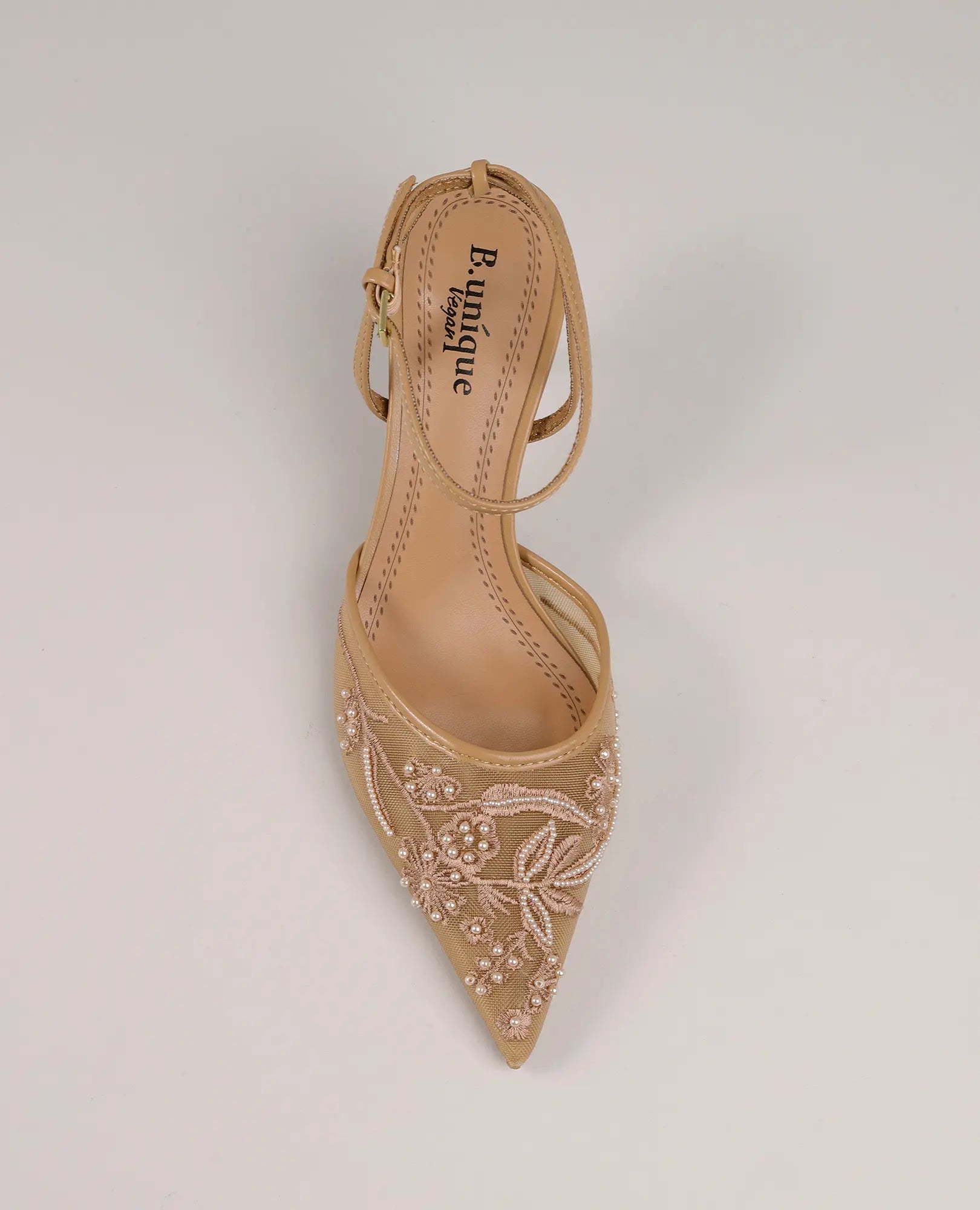 סנדלי שפיץ - דגם "יאנה" של B-Unique VEGAN בצבע קאמל עם רקמה ושרוך, סנדלים אלגנטיים לאירועים.