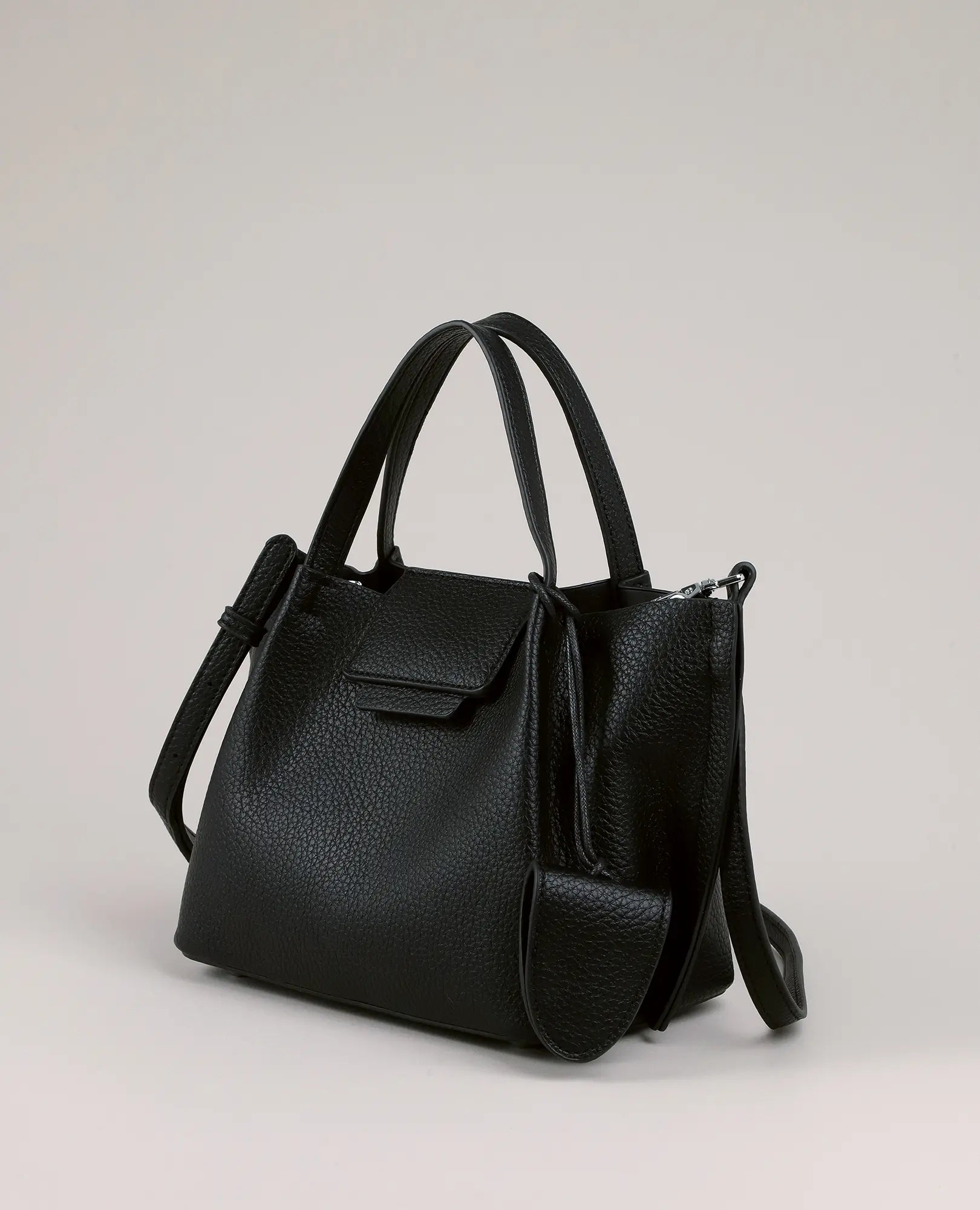 תיק צד - ויויאן מבית B-Unique Bags: דמוי עור שחור, ידיות עליונות ורצועת צד נשלפת, על רקע ניטרלי.