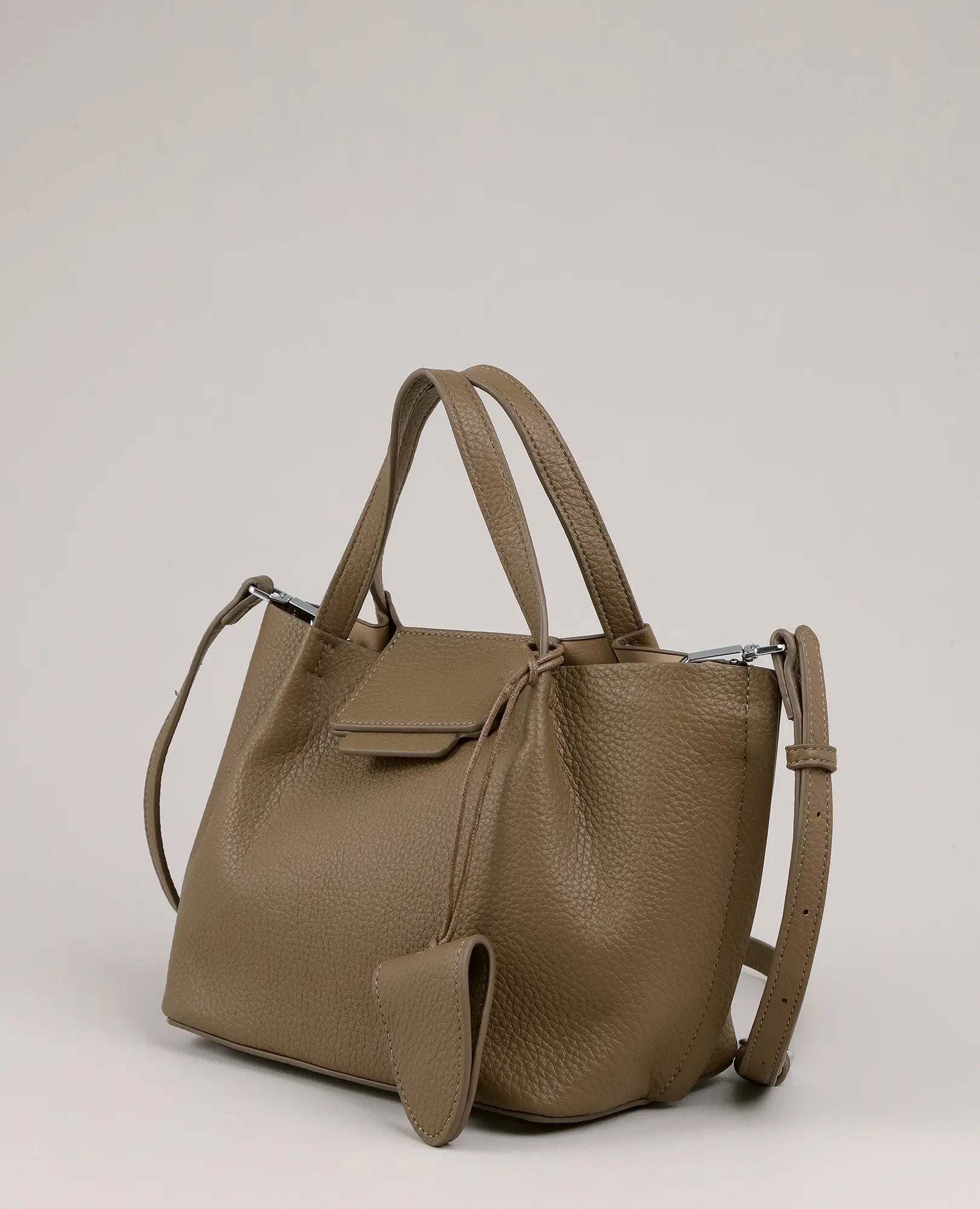 תיק צד - "ויויאן" מבית B-Unique Bags, דמוי עור בצבע טאופ, שתי ידיות, דש מעוצב ורצועה מתכווננת.