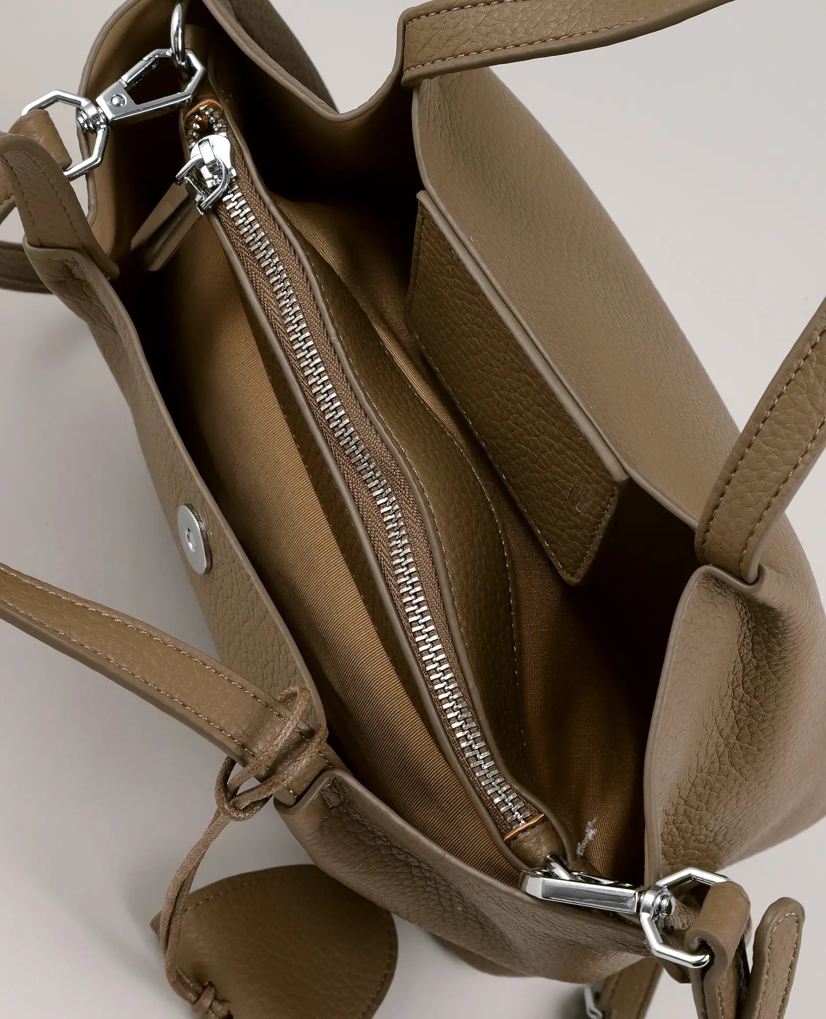 תיק צד - ויויאן מבית B-Unique Bags: דמוי עור טאוף, רוכסן כסוף, רצועת כתף ותאים פנימיים.