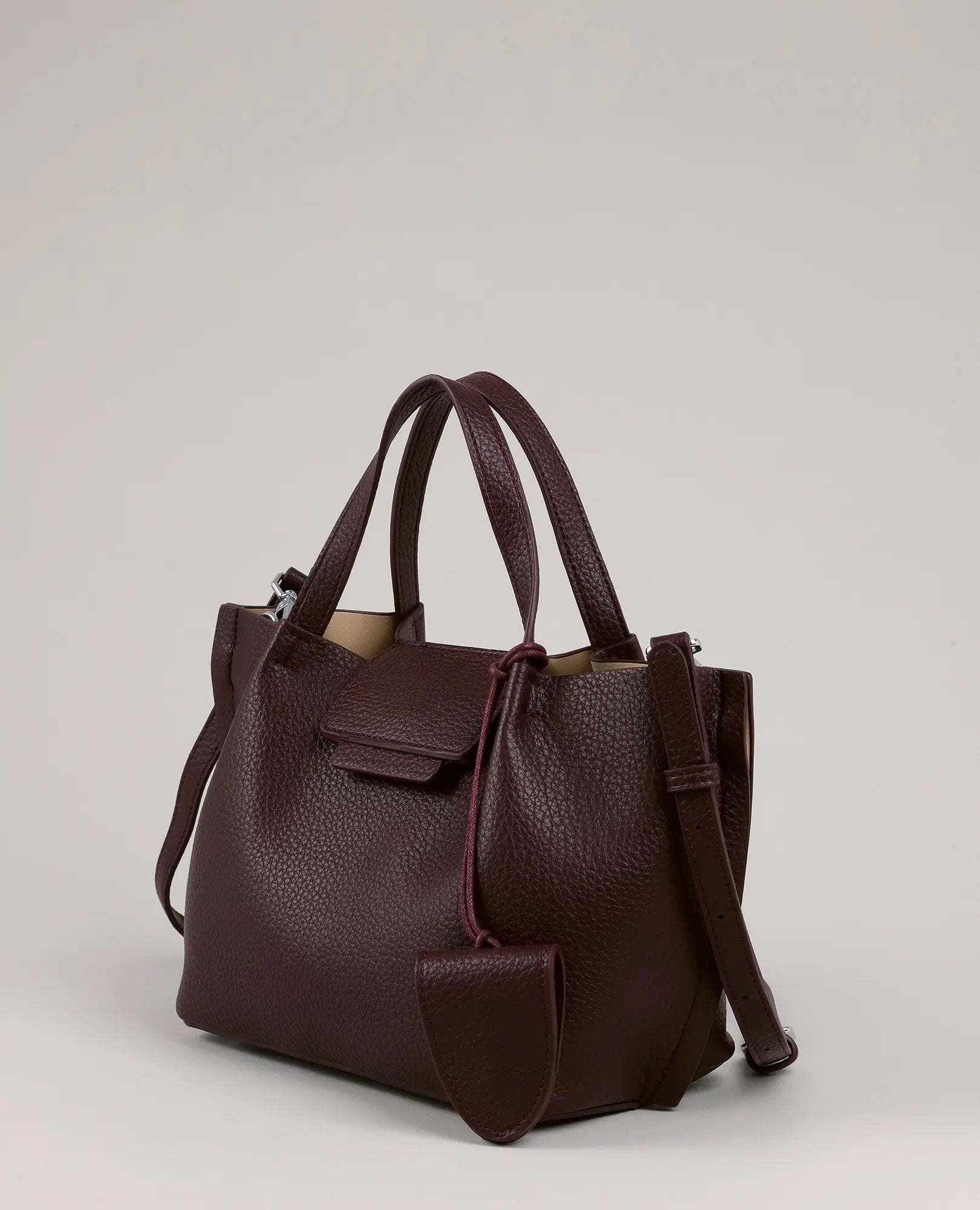תיק צד - ויויאן מבית B-Unique Bags, דמוי עור חום כהה עם ידיות עליונות, רצועת כתף וכיס קדמי.